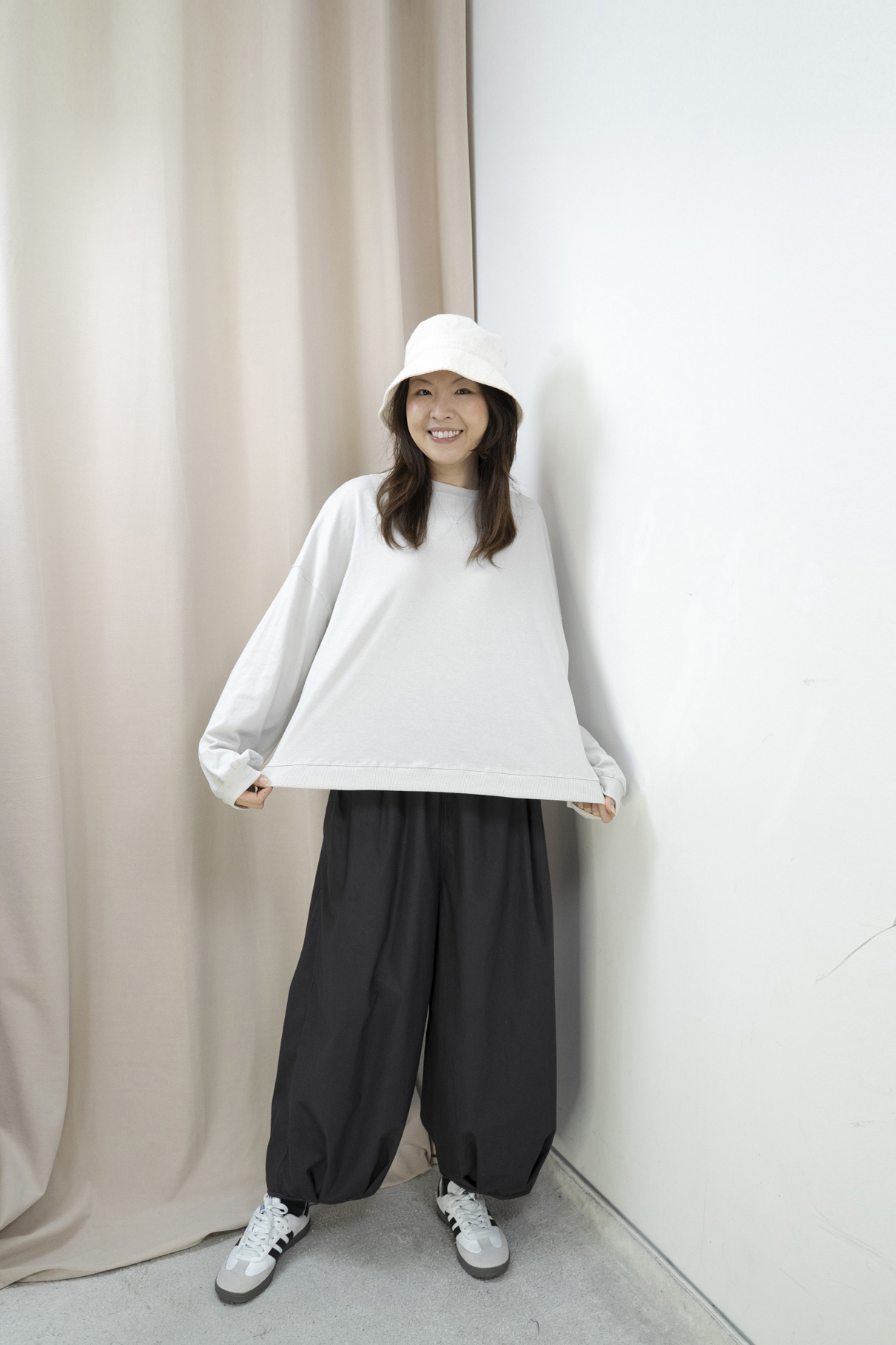 輕軟薄倒三角造型明線上衣（米灰色）