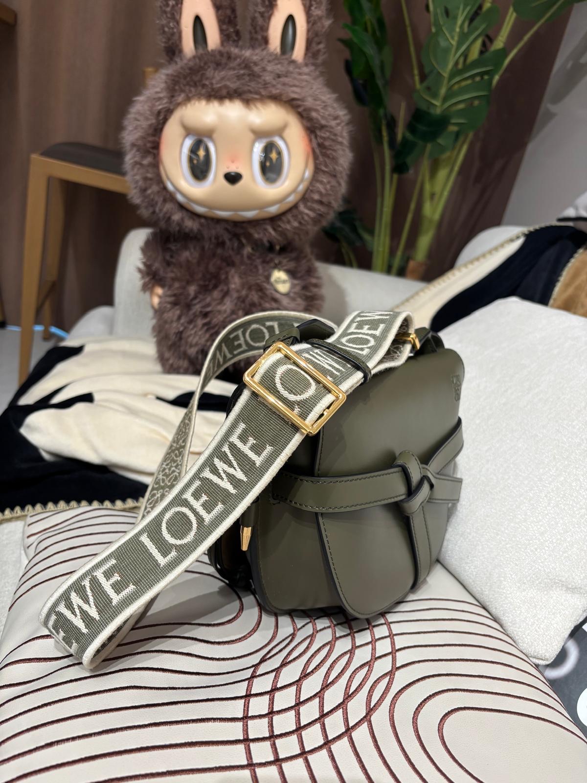 Loewe gate small calfskin ,100%Authentic ,98%new ✅dust bag✅booklet  📣專門店原價HKD22,450📣  尺寸W25 x 19 x11.5cm 