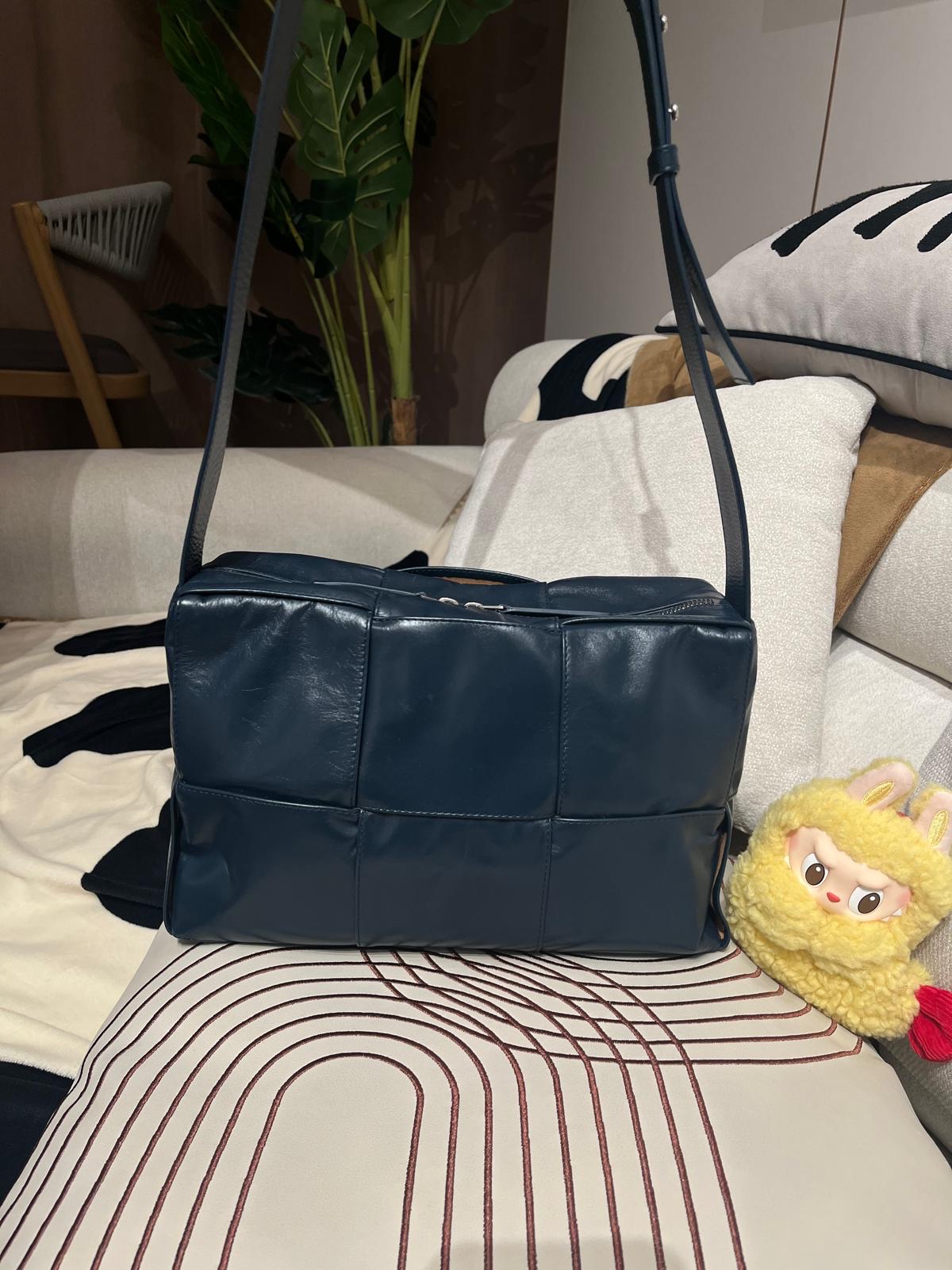 BOTTEGA VENETA BV CASSETTE SHOULDER BAG  100%Authentic,98%new ✅dust bag W29cm x W10cm x H18cm