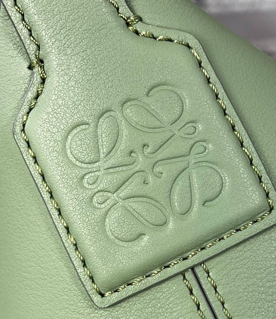 * 小号纳帕牛皮 𝐂𝐮𝐛𝐢 手袋👜 颜色：竹青绿 尺寸：21-17-13cm（中部最宽24cm） 编码：062207 Cubi手袋是一款宽敞的手拎肩包，带有牛皮革底座和柔软的包身。拉链头上的心形骰子五金🎲。肩背或手拿*可调节肩带*拉链封口，牛皮革拉链头*内部插袋*人字纹棉纺布内衬里*Anagram压纹