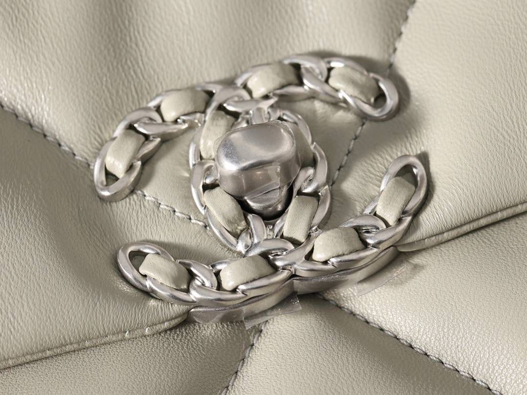 chanel 19 bag 灰色❤️‍🩹👜小号 独家渠道货 方框 原厂正品皮 小羊皮系列✨以诞生年份2019命名的小香19手袋 每针每线都是符合正品工艺 尺寸：16 x 26 x 9cm