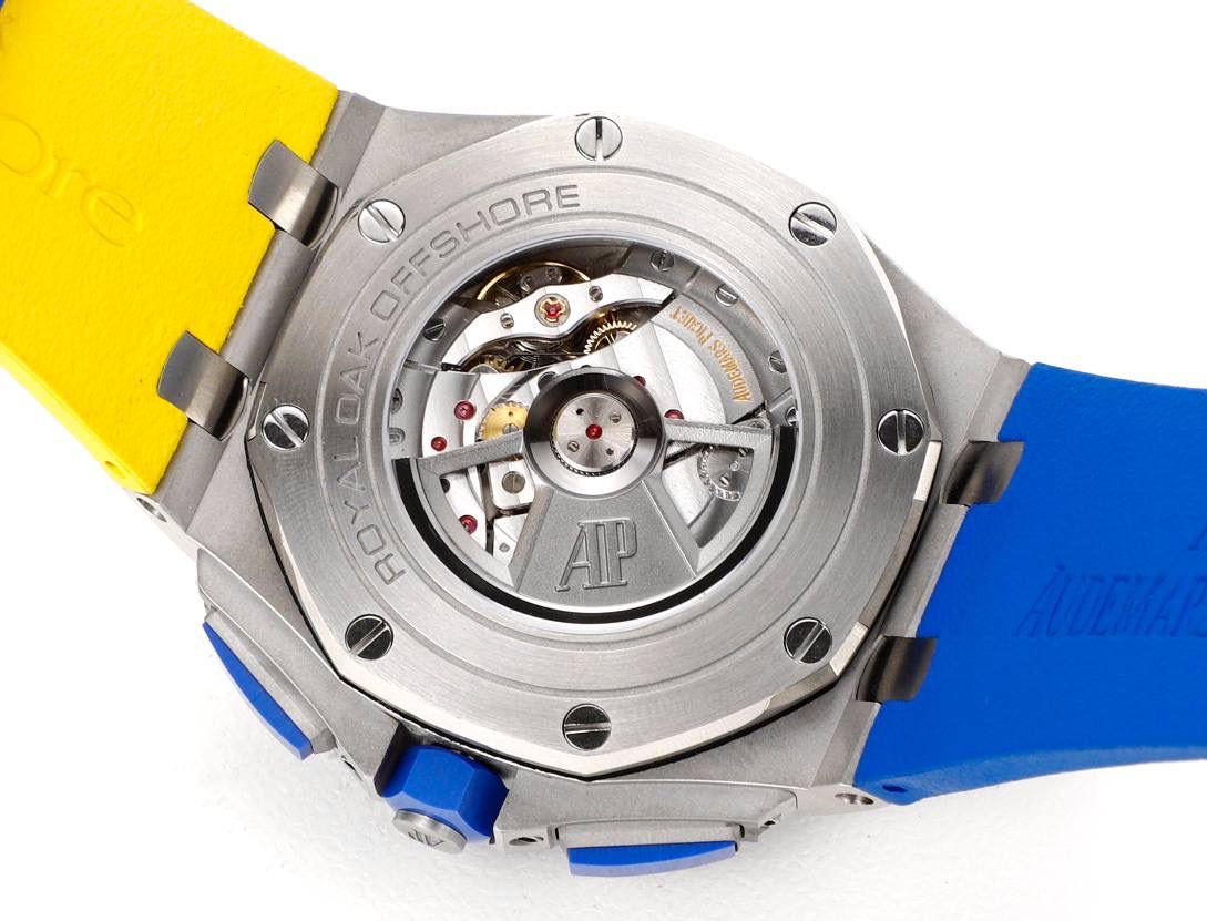 爱彼皇家橡树离岸型横空出世🔥💯引用全新的彩色陶瓷锻造技术，表壳与圈口的选料，不惜重本使用日本进口的氧化锆，无需任何颜料，以超高的压力与超高的温度锻造，形成超高密度的彩色陶瓷，再经过百里挑一，确保每一个成品都与原版毫无色差！CNC级别的打磨，将整一个表壳的边边角角完美处理，即使陶瓷，也做到毫不割手。圈口的拉丝，经过顶级的打磨技术，做到每一丝每一线都毫无断续，每一颗六角螺丝都与表框处在同一平面，拒绝一丝一毫的凸显与凹陷，诠释了何为顶级的复刻工艺！