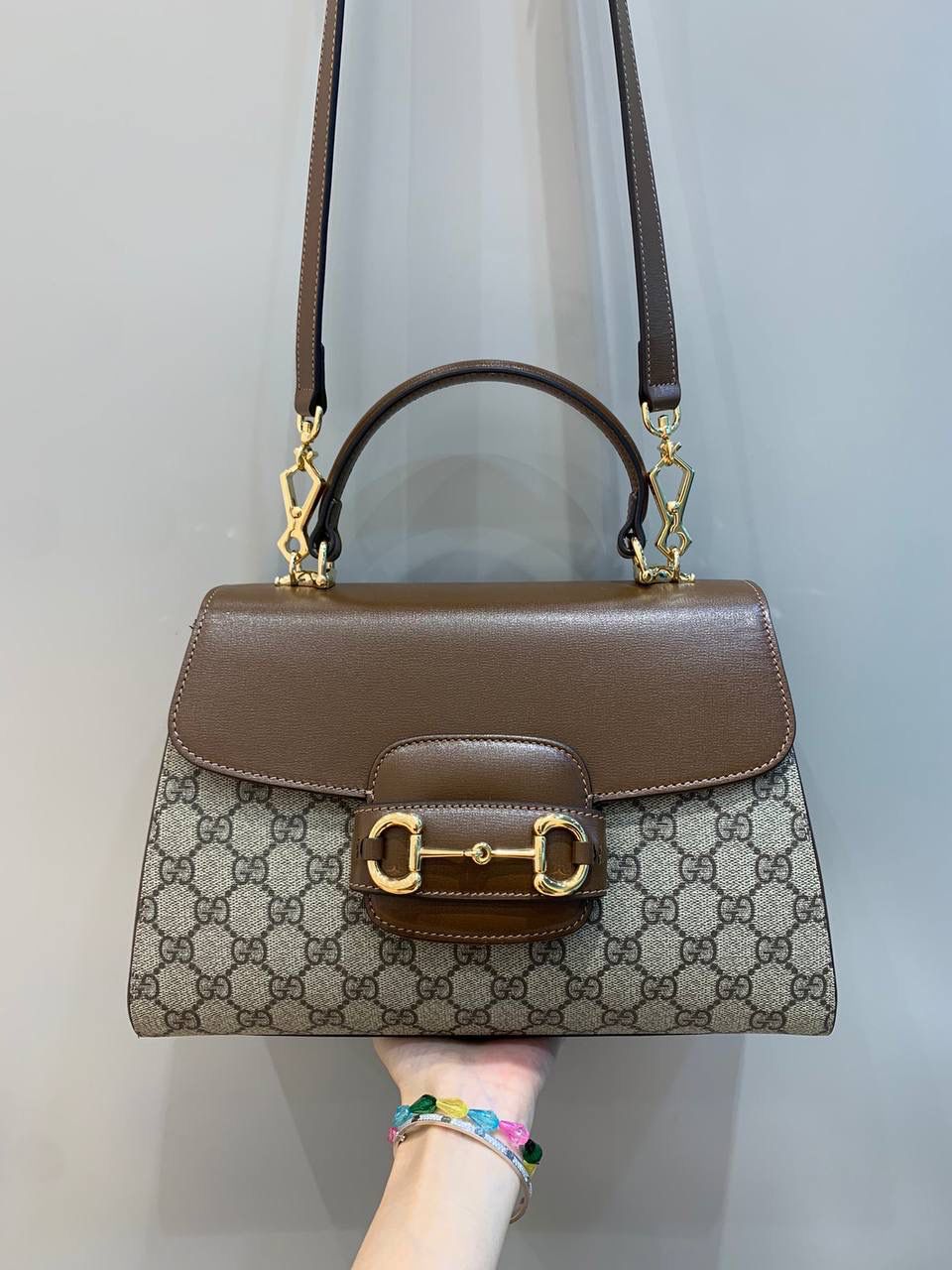 新背景实拍正品级 。（大号29cm） Gucci Horsebit 1955马鞍大号手提包 2023横空出世的超级最新大爆款‼️ 大号28cm证品售价，还是继续采用1955经典棕色原厂皮，除了包身的手提设计，另外配有两个不同风格的肩带，三种不同背法，容量皆备，小巧圆润的包型非常适合亚洲女性，绝对是2023大爆款，继迷你马鞍包后我最喜欢的第二单品‼️ 型号702049；尺寸29x21x11cm
