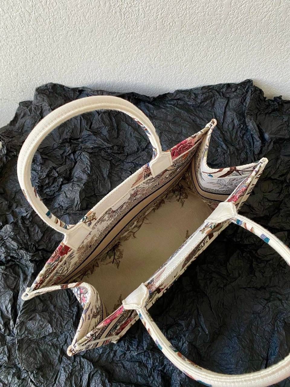 🈶白色花卉中号 𝗖𝗗 𝗕𝗼𝗼𝗸 𝘁𝗼𝘁𝗲购物袋"冬日花园" 充满诗意和繁花盛放，对花卉的喜爱💐🎀 即使在严寒的冬天都要鲜花围绕 这是刻在骨子里的浪漫 这不只是包，还是艺术品💯 36.5×28×17.5cm