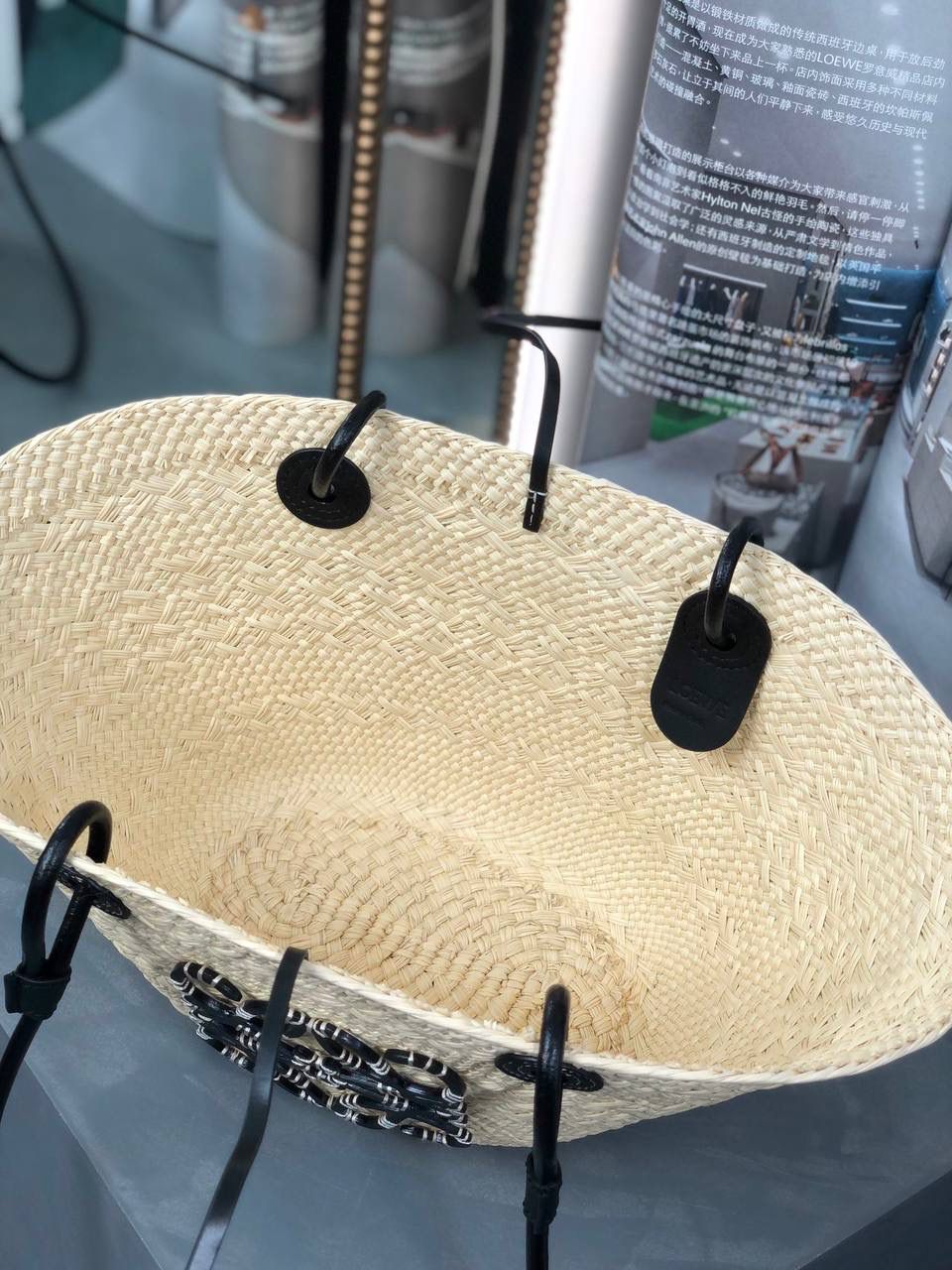 𝑨𝒏𝒂𝒈𝒓𝒂𝒎 𝑩𝒂𝒔𝒌𝒆𝒕 菜篮子🧺小号 面料：进口棕榈纤维/牛皮 颜色：原色/黑色 编码：65214285【该尺寸配防尘袋】 尺寸小号：34-13-16.5cm 尺寸中号：46-15-24cm （下单须知：‼️由于天然纤维材料特别，日照时间长短不同，颜色会略有变化，纯手工制作，每个包的尺寸也会所不同‼️） 传统篮子手袋，带有经典手工编织包身 管状牛皮带子，Anagram压纹，天然进口棕榈纤维制成，纯手工编织成型。 两个皮条装饰，无衬里（防尘袋可做内胆包）