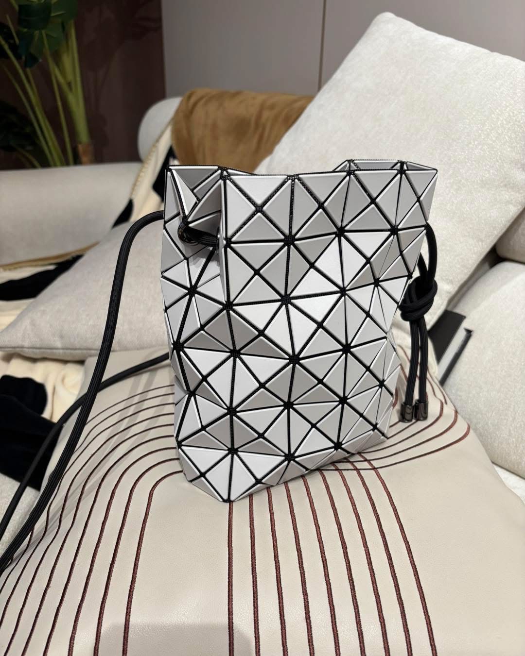 ISSEY MIYAKE Bao Bao Shoulder Bag  100%Authentic,98%new ✅收據✅dust bag