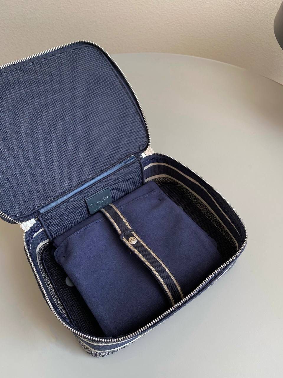 🈶化妆包，小号 𝗗𝗶𝗼𝗿 𝗢𝗯𝗹𝗶𝗾𝘂𝗲化妆包/洗漱包 每个女孩子都需要拥有的超级能装化妆包！经典的老花帆布刺绣颜值超高 ，容量巨大到瓶瓶罐罐都没问题！边惊讶边感叹这也忒能装了！旅行在外一包搞定！便捷式手提设计日常还可手拎凹造型不要太酷了！ 22.5×16×8.9cm #M913m