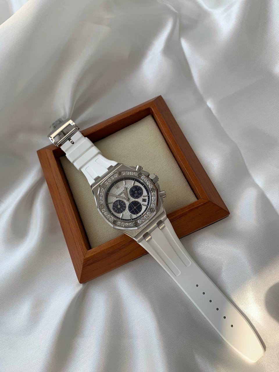 爱彼女款、小红书爆款，喜欢大表盘的女生、必备款，表盘37MM、蓝宝石防刮花玻璃，316精钢表壳、纯手工镶嵌32颗莫桑钻、搭配瑞士多功能石英机芯精准走时，表带采用进口橡胶工艺，佩戴舒适不过敏、折叠扣设计，佩戴便捷，数量有限，先到先得，多种色系，穿搭任选！