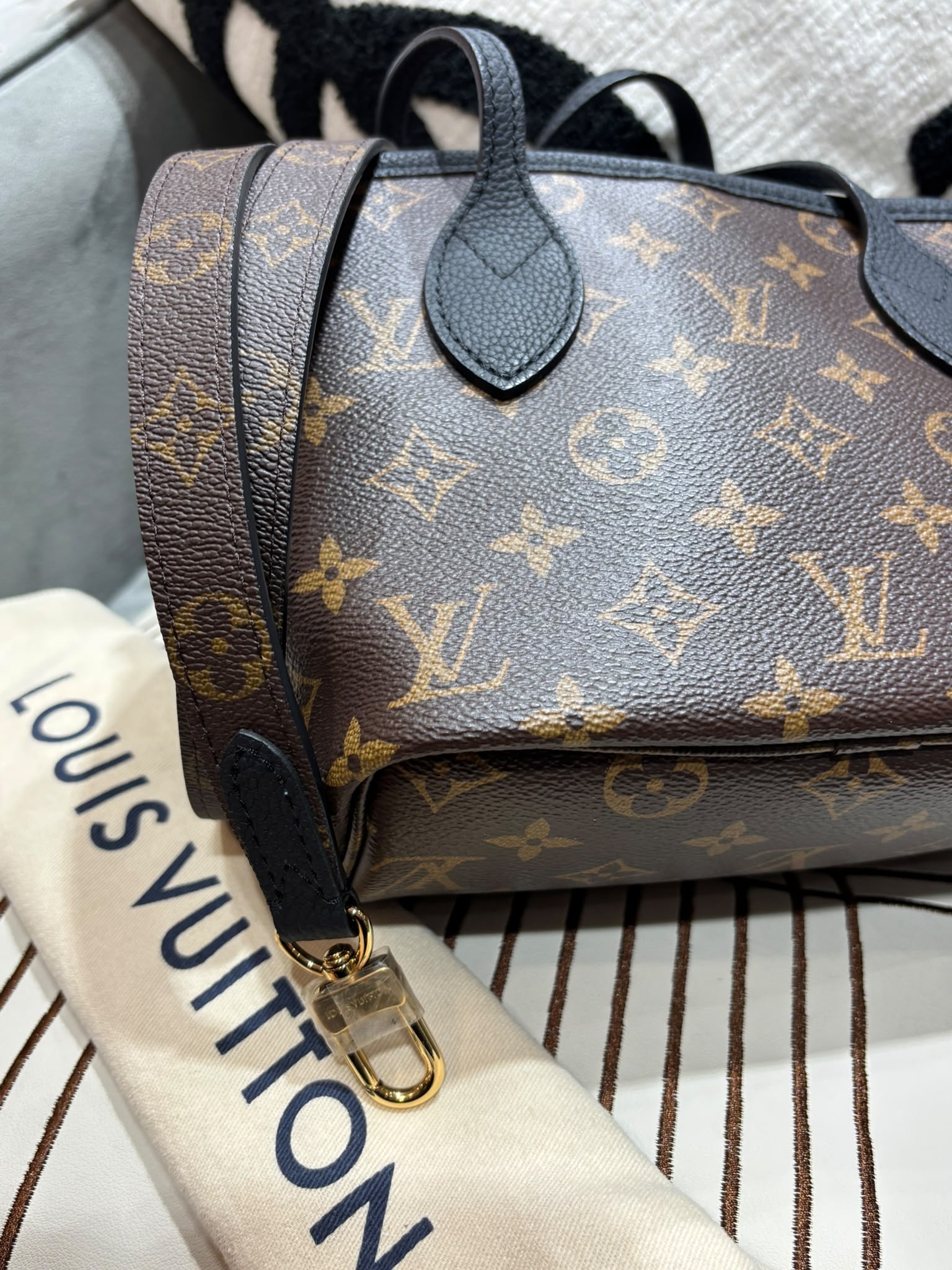 LV Neverfull Inside out bb leather100%Authentic, 99%New ✅pouch ✅Dust bag✅Box