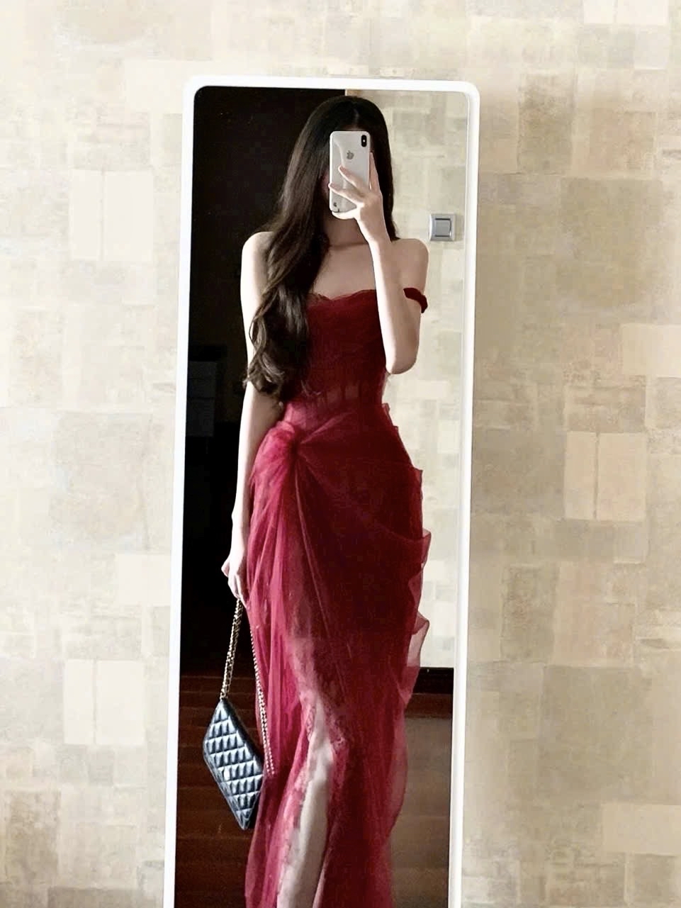 優雅的紅色無肩帶連身裙