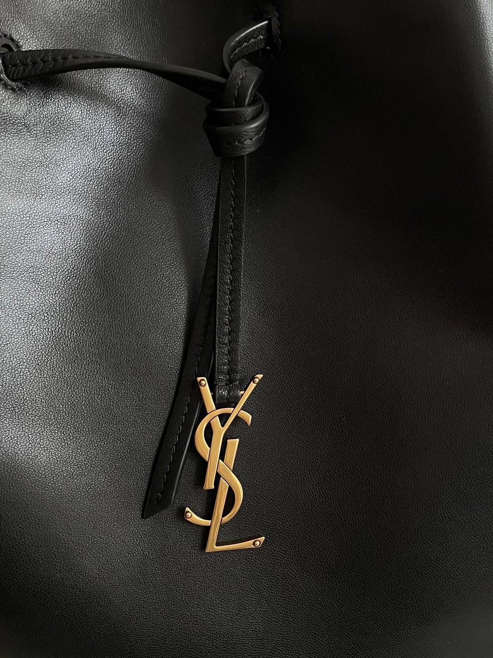 ys1 paris vii羊皮抽绳水桶包🕋 我好爱小羊皮的手感啊 摸着像婴儿皮肤一样柔软 居然被一只包包治愈了 这两年ys1的tote可以说是一骑绝尘 颜值上真心秒杀其他牌纸的托特包 这只水桶包既保留了他家飒爽姐姐风的调调 软软的包身又综合了一部分"杀气"，哈哈哈 两种背法，可腋下，可斜挎～ 容量方面就更不用担心了 托特该有的功能它都有 特别是又大又轻这一点！ 这可不是什么托特都能做到的😌 30×24×12cm804302m