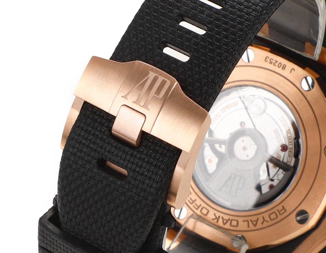 爱彼皇家橡树离岸型横空出世🔥💯引用全新的彩色陶瓷锻造技术，表壳与圈口的选料，不惜重本使用日本进口的氧化锆，无需任何颜料，以超高的压力与超高的温度锻造，形成超高密度的彩色陶瓷，再经过百里挑一，确保每一个成品都与原版毫无色差！CNC级别的打磨，将整一个表壳的边边角角完美处理，即使陶瓷，也做到毫不割手。圈口的拉丝，经过顶级的打磨技术，做到每一丝每一线都毫无断续，每一颗六角螺丝都与表框处在同一平面，拒绝一丝一毫的凸显与凹陷，诠释了何为顶级的复刻工艺！