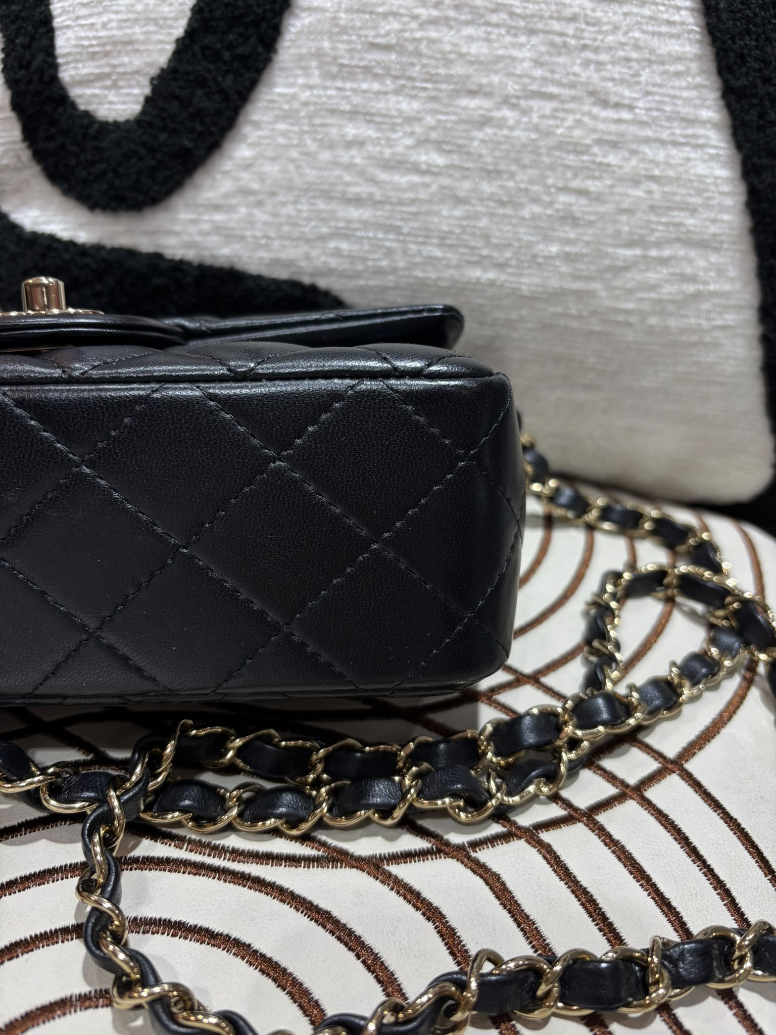 Chanel mini flap bag A69900黑金cf20,晶片 100%Authentic ,98%new  ✅晶片✅塵袋✅box