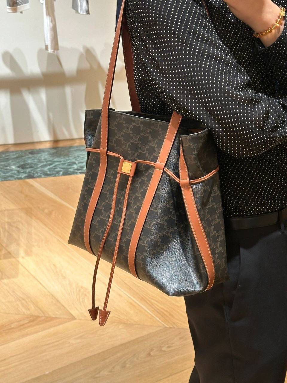 🔥大货实拍图 𝗖𝗘𝗟𝗜𝗡𝗘 ♥ 𝗖𝗔𝗕𝗔𝗦老花抽绳托特 型号：113722 尺寸：34.5*31*16cm 𝑪𝒆𝒍𝒊𝒏𝒆新款购物袋，一款将复古与现代完美融合的精品，凯旋门老花棕色的包身如同经典绽放在当代，每一个棕色皮料点缀都诠释了无与伦比的精致和高级感～