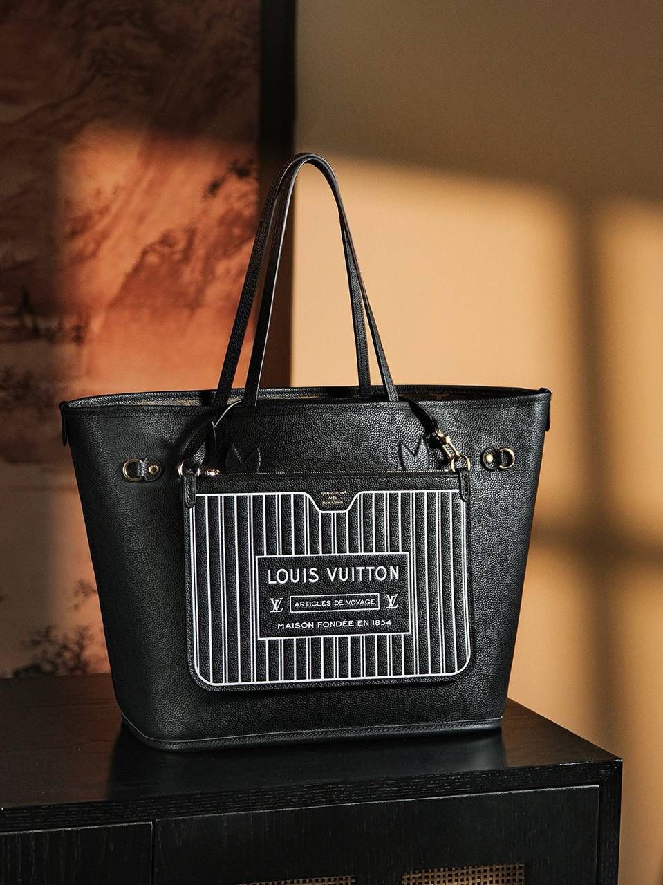 𝐍𝐄𝐕𝐄𝐑𝐅𝐔𝐋𝐋芯片菱形跳动码购物袋系列👜✨ 被称为“百搭之王” 一包多变且能满足各种穿搭需求的𝑵𝒆𝒗𝒆𝒓𝒇𝒖𝒍𝒍购物袋， 老花经典元素搭配上百搭进口颗粒牛皮，正反两用➰ 上身一秒爱上，通勤实用满分好评，颜值还属于耐造耐看简直就是“性价比之王”😍💯 五金材质：厚镀纯钢五金 皮料材质：法国原厂皮面料【芯片版】 尺寸详情：𝟐𝟖*𝟏𝟒*𝟑𝟏𝐜𝐦