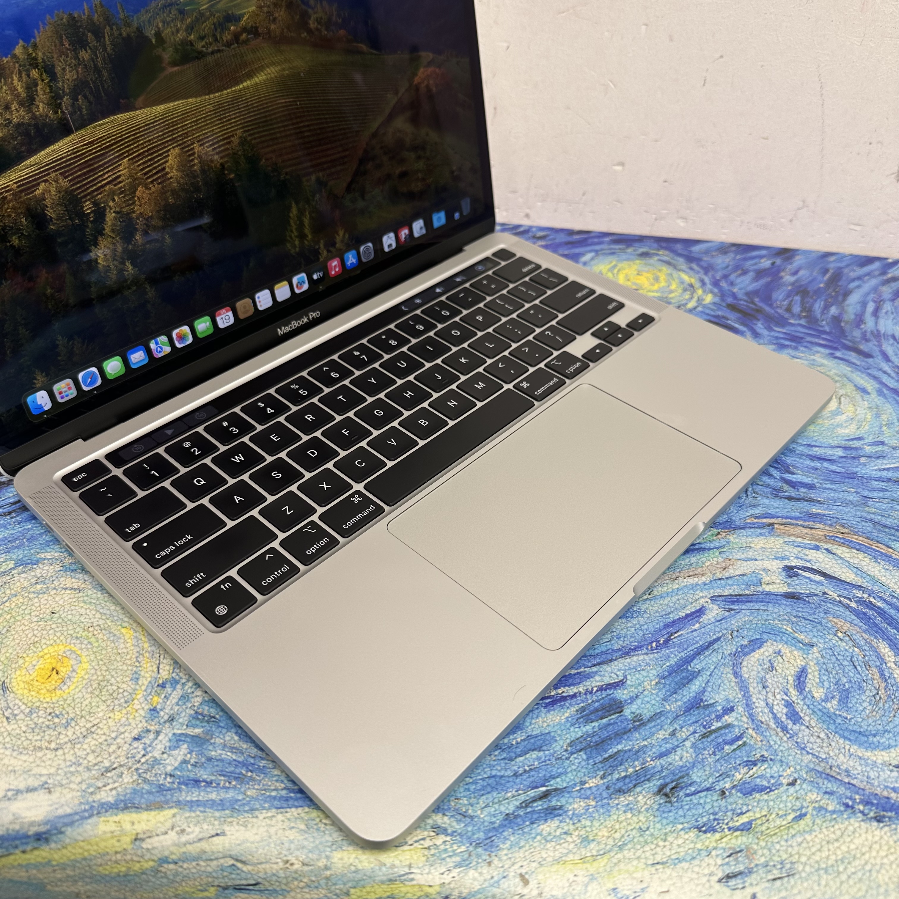 #5695 Apple MacBook Pro 2021/APPLE Retina/M1 CPU/8GB Ram/256,512GB SSD/Touch ID/13.3吋Mon/銀色/ Gaming Laptop / Notebook/Movie / Netflix / Office / Work 