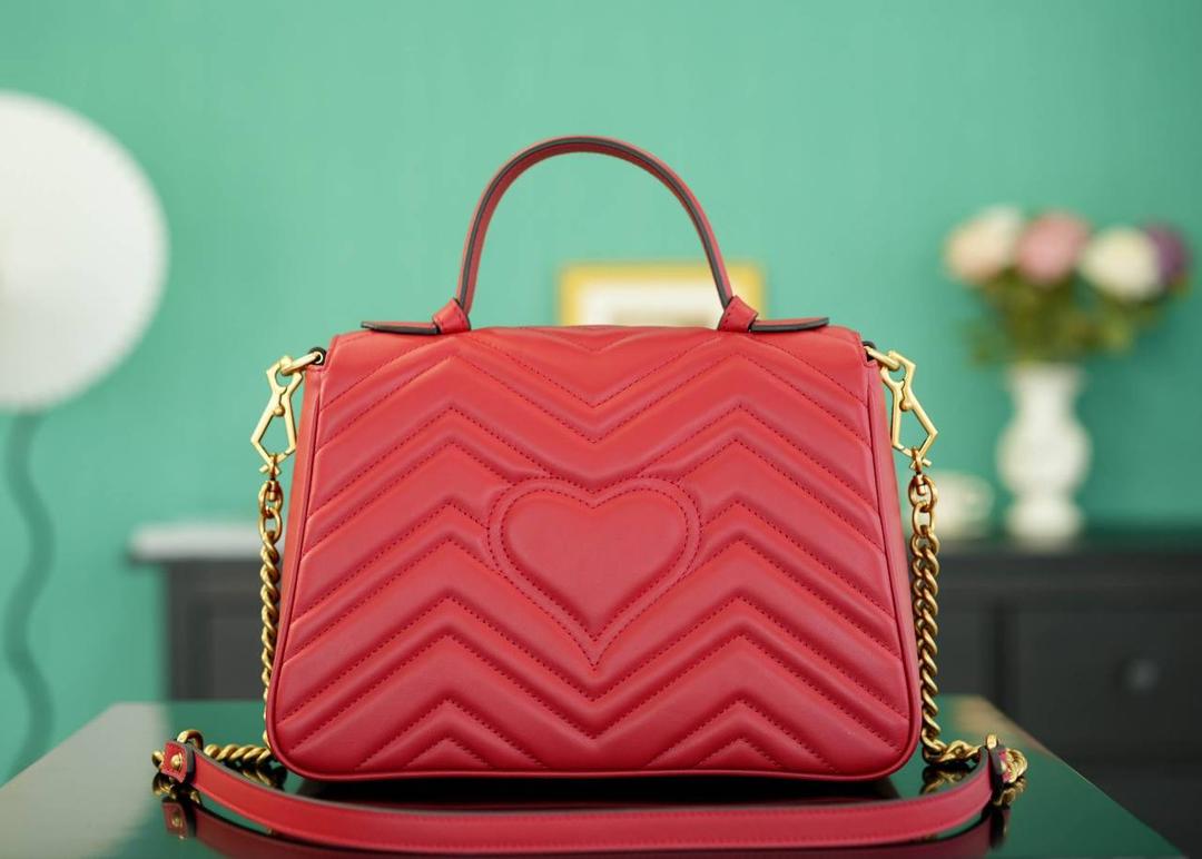 👜🔥Marmont系列绗缝手提包邮差包 红色 27cm （原厂皮 全铜五金） 正品售价,500 独家原厂皮发售 限量级别 意大利原材料开发，这个大小简直是最完美的尺寸，什么随身携带的东西都可以轻松收纳，能手拎也可以单肩斜挎，自重轻，超级百搭不挑人~好看极了！！！ 官方款号 498110 尺寸大号：27x19x10.5cm 小号：21x15x8cm