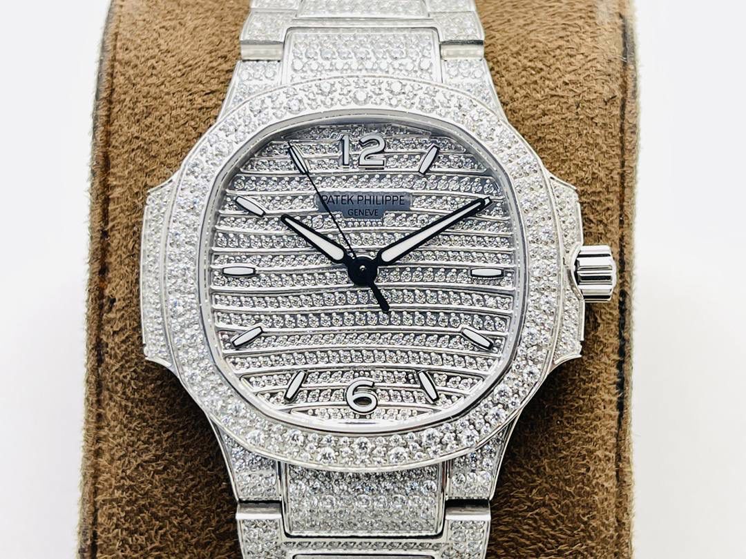 —百达.翡丽7118女士鹦鹉螺 满钻限量款 少量到货，限量供应（全身采用八心八箭天然奥宝水钻）😍😍 1⃣️腕表:定制9015改324 S自动一体上链机械机芯，中心大秒针！ 2⃣️表盘:密镶钻，拥有286颗钻 3⃣️表壳:密镶拥有518颗钻，拥有蓝宝石水晶透盖。 4⃣️直径35.2MM！ 5⃣️表链:采用拥有1729钻采用罕见的“不规则雪花镶钻”工艺，令腕表更添耀眼光彩，这项工艺需要将大小各异的钻镶嵌并固定到位，尽可能隐匿每颗钻之前的贵金属痕迹。 6⃣️顶配鹦鹉螺7118满天星！ 目前算是最奢华的女款鹦鹉螺 应该没有人能拒绝了它了吧？ 雪花❄️镶钻全身 不仅是表盘，表带都是雪花镶钻总之一个字“闪”（白色为真空炉内白金，玫色为真空炉内纳米玫瑰金）