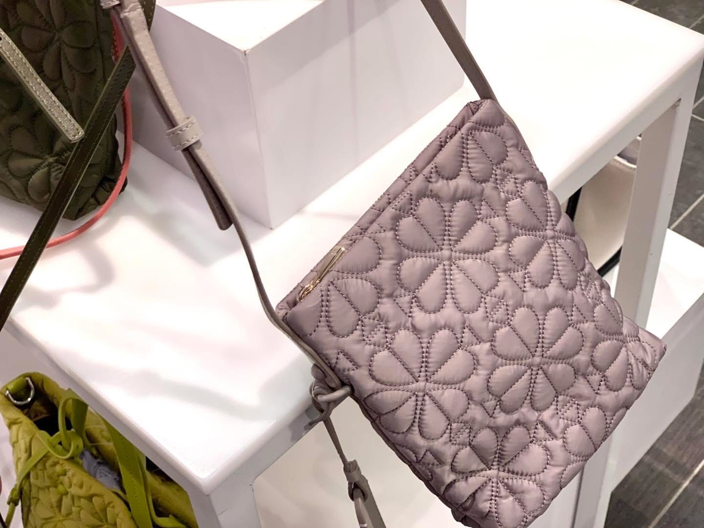 ✈️🇺🇸🇨🇦Kate Spade 四葉草🍀圖案輕巧嘅小袋現貨🤩🤩