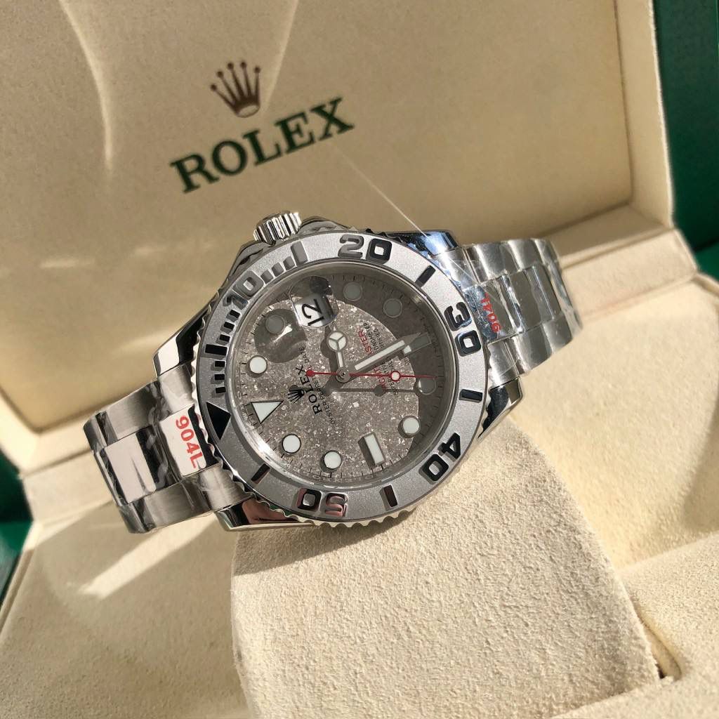 【经典名仕 一劳永逸】劳家爆款游艇名仕型系列m126622男士腕表40mm游艇出货，继续秉承AD家族优质特色、独家出品一表一码，三码合一 【机芯】搭载AD专注而制0️⃣返修、💯全新原装西铁城8215全自动机械机芯，走时精准，性能优异，动力储备高达48小时 【表壳】316L精钢表壳 高端同步防指纹[强]陶瓷圈口原版同步双向旋转，完美呈现与原版一致的弧度、光泽，超强高密度矿物质玻璃镜面，精致的做工完美秉承原装的潜水游泳🏊‍♀️性能 【字面】大厂同步超强夜光，夜光刻度、表针无瑕疵斑点、晶莹剔透，细节同步正品，内影圈刻字清晰，字体匀称 【表带】搭载316精钢表链可调节原装表扣