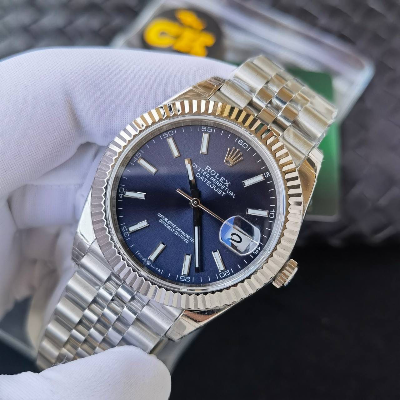 CK Factory 劳力士日志型 每一款CK日志都与原装同步配备保卡，精准确保每一款日志的独立“身份”(一表一卡) (内外兼修)真正的904L精钢正品开模定制，定制原装白金电镀圈口，尺寸41mm、搭载最新一体机 Cal.3235机芯、与原装调时方向一致、厚度、结构同步原装 904钢表带紧连原装表扣 Logo细节精致 2022最强悍的CK产品之一 值得拥有！