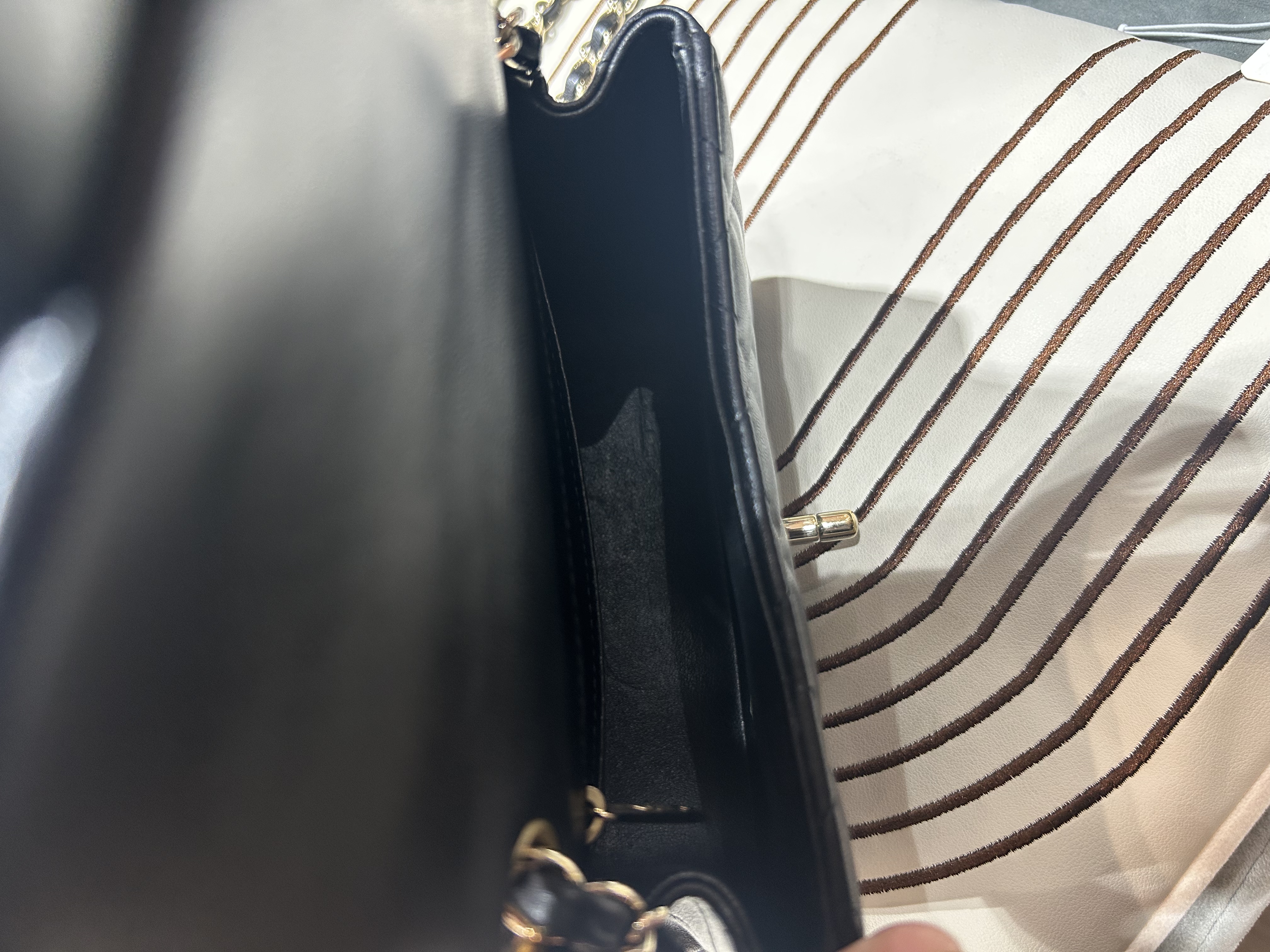 Chanel Mini Classic Flap 方胖子 17cm A35200黑色羊皮金鏈 100%Authenic, 95%New ✅24Card✅Dust bag✅Box