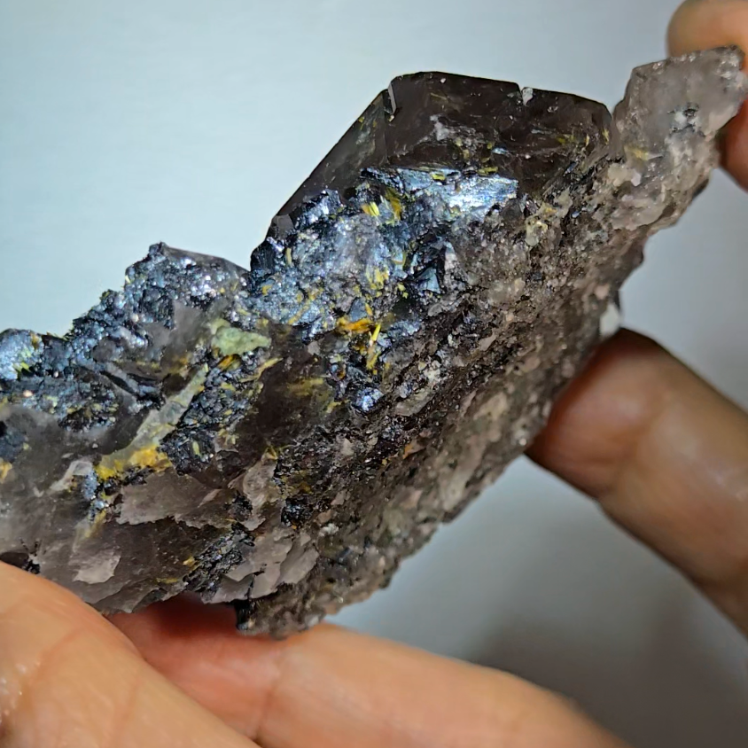 Golden starburst rutiles in quartz on black hematite - RT1444