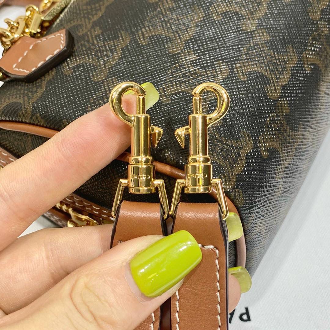 🔥大货实拍图 𝗖𝗘𝗟𝗜𝗡𝗘 ♥ 𝗧𝗥𝗜𝗢𝗠𝗣𝗛𝗘 𝗖𝗔𝗡𝗩𝗔𝗦 迷你波士顿，可爱炸💥除了可爱就是太可爱了🤣～ 型号：195112 尺寸14*9.5*8cm