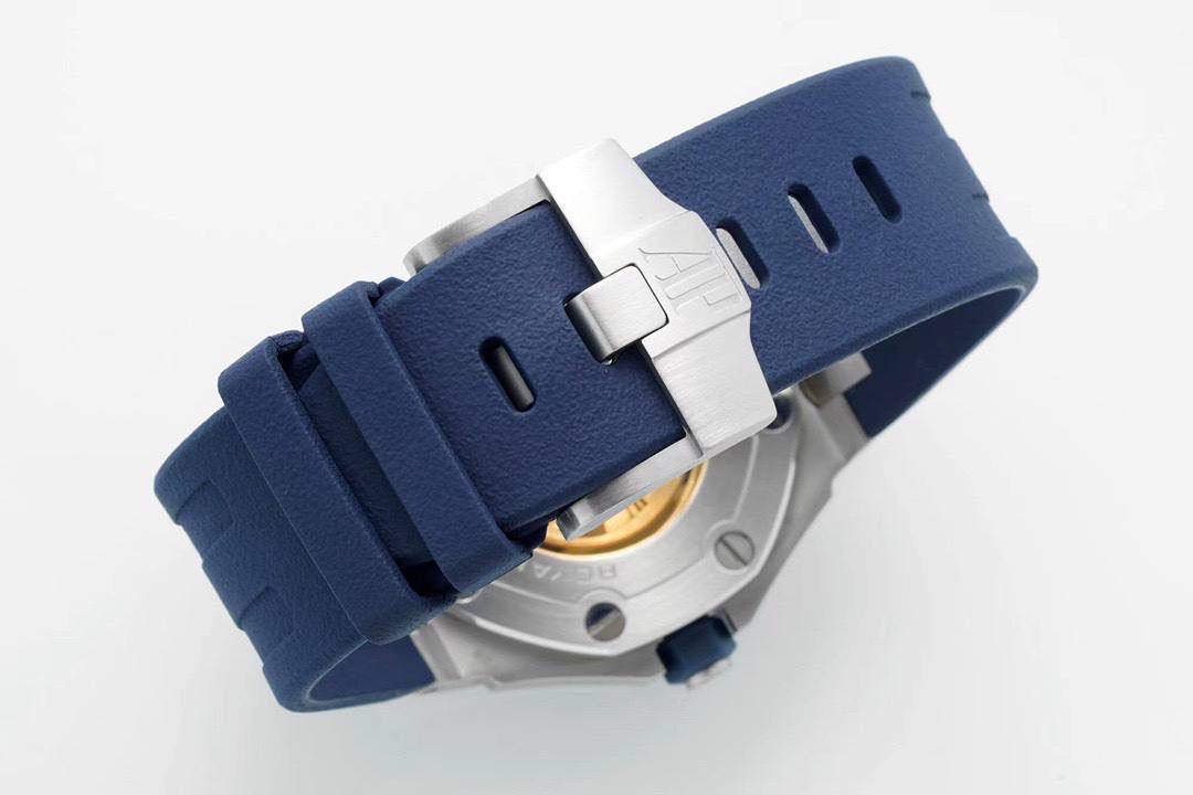 IPF打造经典——爱彼15710潜水之王！3120一体机芯，打造内在外在最强复刻 1.表壳采用多次打磨，只为了棱角数据吻合，材质触摸感觉一致； 2.最强机芯夹板打磨，特调色18K玫瑰金自动托颜色； 3.最人性化的可松动头粒缓冲区域，确保吻合原装设计； 4.最立体和最工整的盘面“饼干纹理”保证和正品一模一样： 5.最持久的夜光和对的最齐的内应刻度，IPF直击重点。 6.采用原装一致的装配结构，做到细微一致！ 7.最接近原装的指针，切面锋利整齐无毛刺； 8.最接近原装日历放大镜，通透性市面最强； 9.最强蓝宝镜面通透感官，并镀有防眩晕增透镀膜； 最最主要的机芯：采用一体AP.CAL.3120机芯，功能稳定，动力储存原装一致的41小时，外观一致！潜水之王，重新归来！