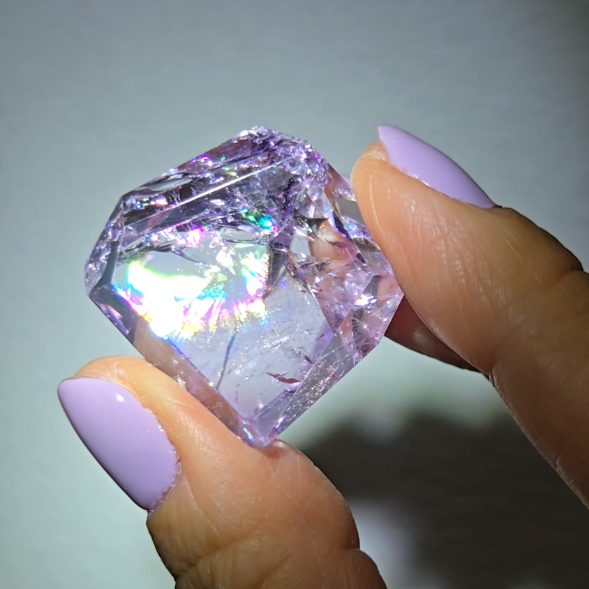 Amethyst pocket stone with rainbows and phantoms - AM82