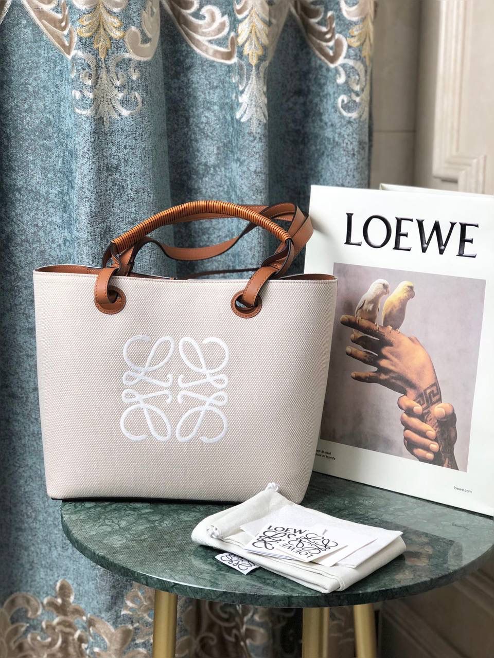 🔈 I LOE❤WE YOU 全新 Anagram Tote 印花🌸托特包 ✅ #曾黎同款# 优雅知性，气质十足 将品牌经典图案融入皮革其中，形成了一个标志 里外牛皮革与编制提手让整个包都挺括了起来，质感满满，将实用性最大化，容量感人，十分适合日常，不禁感叹Lo罗家的细节与品质！ 尺寸:29-14-25cm 型号:652052布配棕