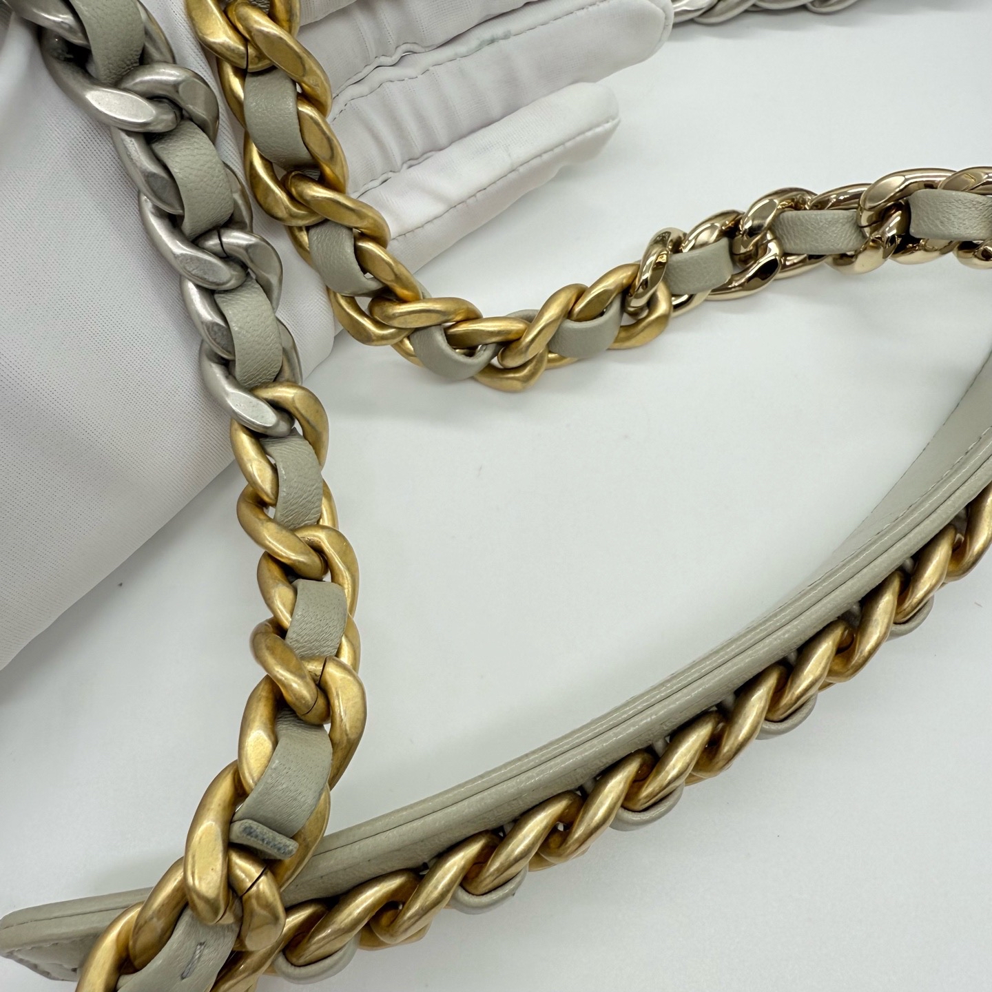 Pre-Owned CHANEL 19 / Product Code: 081421
