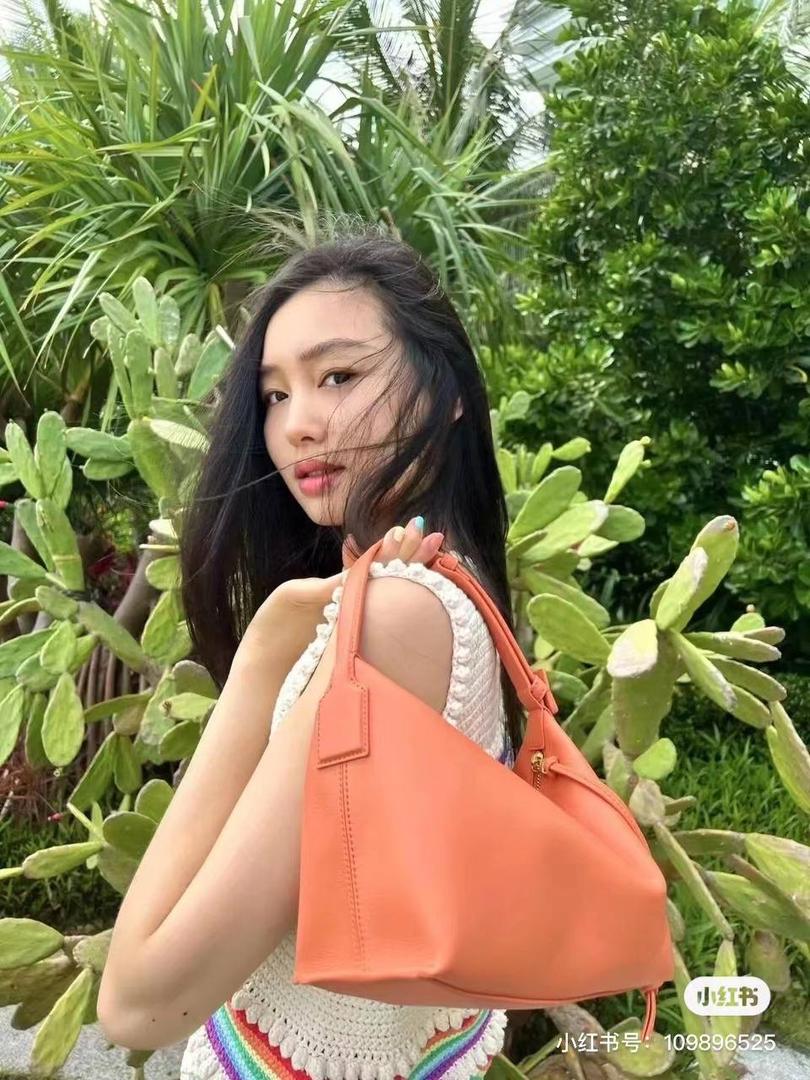 𝐂𝐮𝐛𝐢 便当包💟全皮限定款 👉 橘色 👀看这里 ⚠️ 重点：独家包装⛱️ 🔅 砖柜礼盒 🔅最新“奋斗篇”礼品袋 🔅 棉麻防尘袋 🔅 银色礼物卡 🔅 身份ID卡 🔅 满印logo雪梨纸