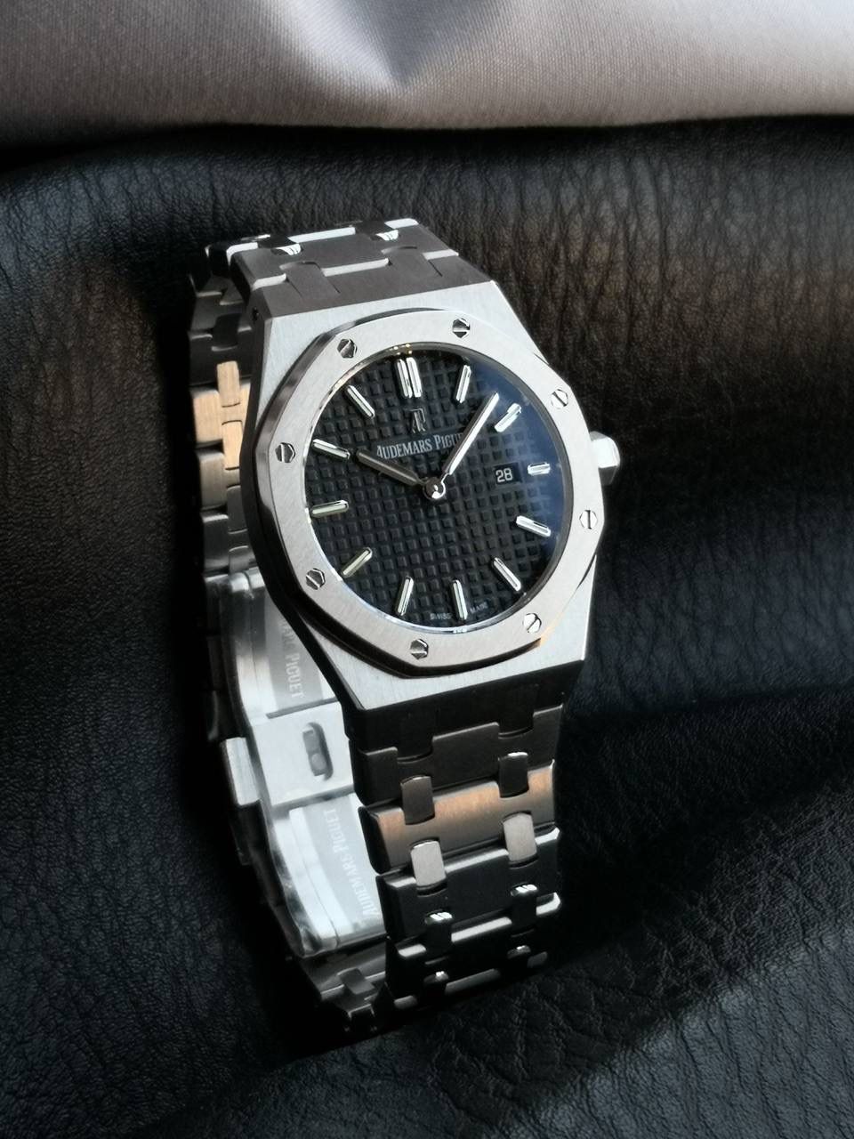 搭配的皇家橡树指针同样具有夜光功能。指针的夜光涂层能够确保在光线不足的情况下，指针的轮廓和指向依然清晰可见，与夜光时标相互配合，进一步提高了时间的可读性。 表带的各个链节之间衔接紧密且自然。在打磨过程中，工匠对链节的连接部位进行了精细的处理，使得链节之间的过渡非常顺畅，没有明显的缝隙或高低差，整个表带宛如一个整体，佩戴起来舒适且美观。有钢带与美洲鳄鱼皮表带可供选择，均为原版开模。 67651为密闭表底，表底上镌刻皇家橡树系列的英文名称“Royal Oak”字样。搭载瑞士原装石英机芯784，精心打磨加工夹板工艺，更加接近原版设计。