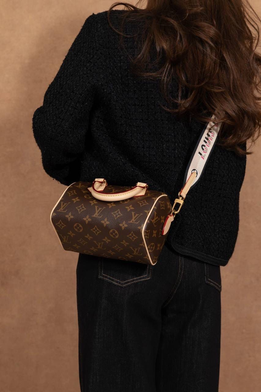 LV Speedy Bandoulière 20 枕头包👜💕 经典 Speedy 小号真的太可爱了！ Monogram 老花帆布＋牛皮饰边，质感一看就很 LV～ 小小一颗但很能装，日常出门刚刚好。 Size：20 × 13 × 12 cm 小巧可爱，但实用度在线 💖