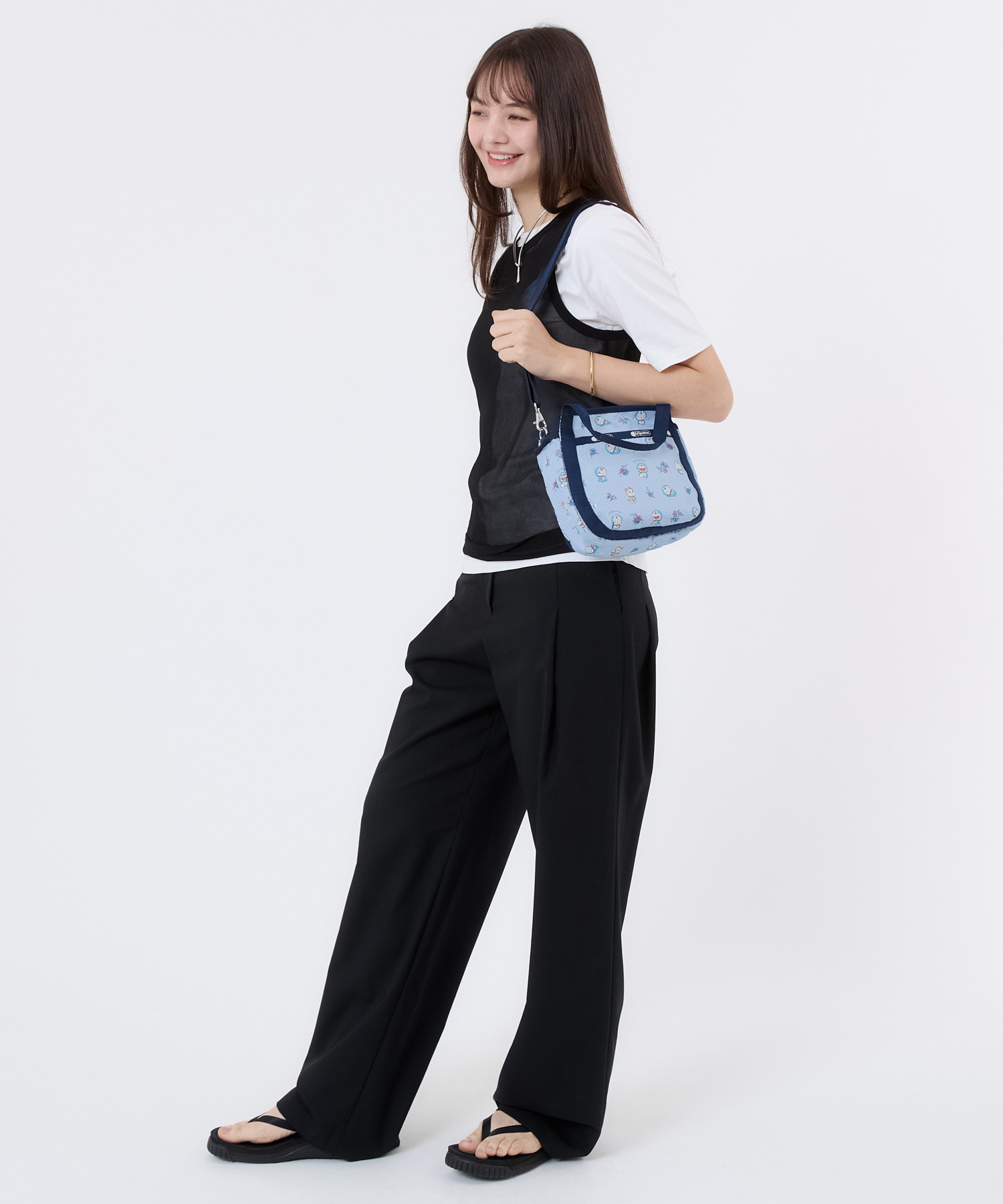 [訂購] [日本直送] 💙 LeSportsac「DORAEMON SMALL JENNI」 📏 尺寸/內容：高約22cm｜闊約18cm｜厚約6cm {TF260811}