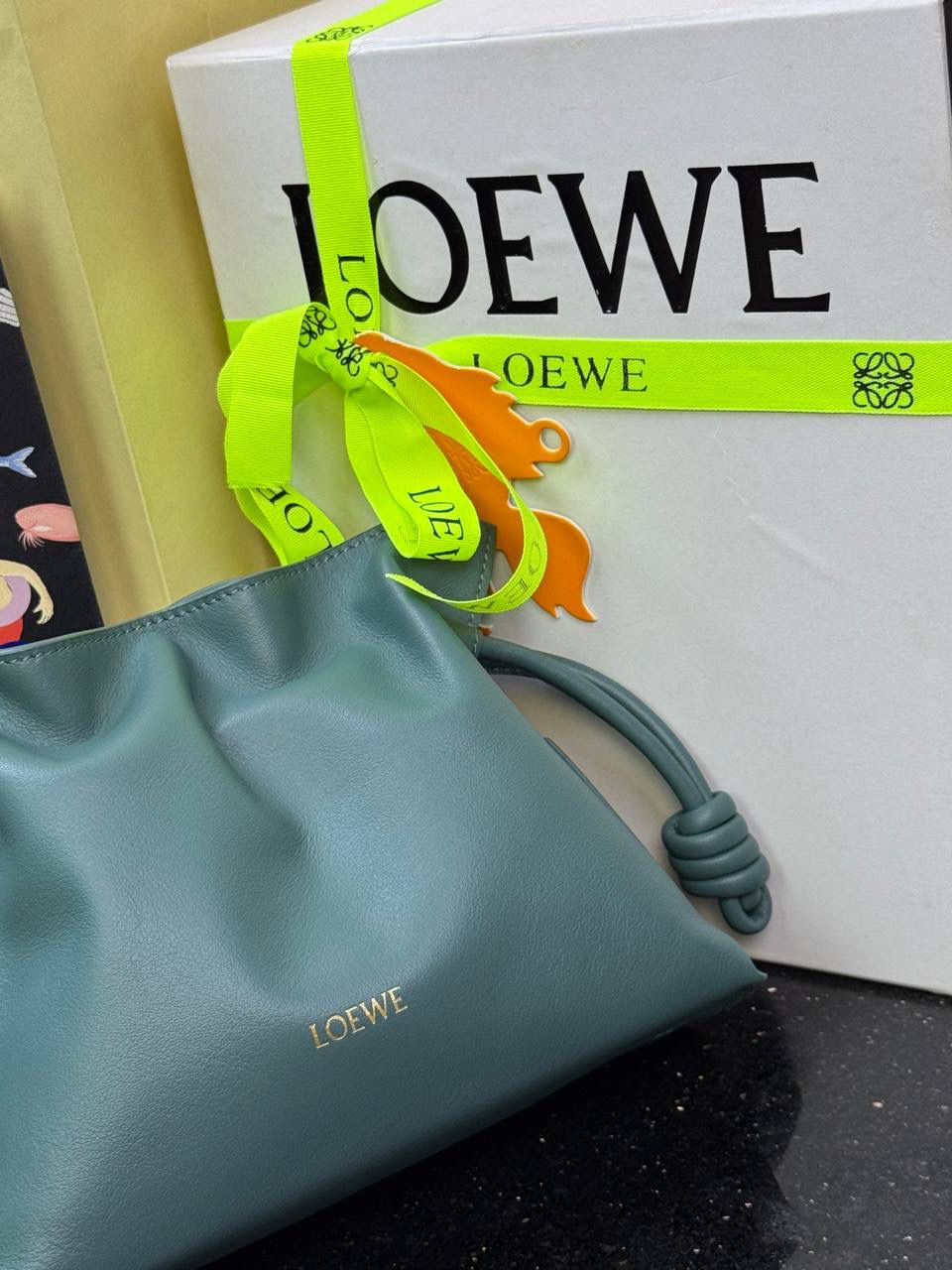 🎈全新升级—迷你烫金款𝙁𝙡𝙖𝙢𝙚𝙣𝙘𝙤出货啦✅ ❤️升级版福袋正面新增品牌烫金𝙇𝙤𝙜𝙤代替压印𝙇𝙤𝙜𝙤，肩带加宽同时增加两侧狗扣五金代替原本皮穿扣肩带，精致又便捷🥰 ❤️独家定制皮料五金，小牛皮皮质手感十分柔软且耐用，肩带🉑拆卸🉑调节，多种背法任你选择，容量超大，日常出行必备😍 ❤️独家品控，完全对版细节，全套礼盒🎁包装给你满满的仪式感🥰 迷你尺寸：𝟐𝟑 𝟗-𝟏𝟖-𝟗𝐜𝐦 款号：052030香根草绿