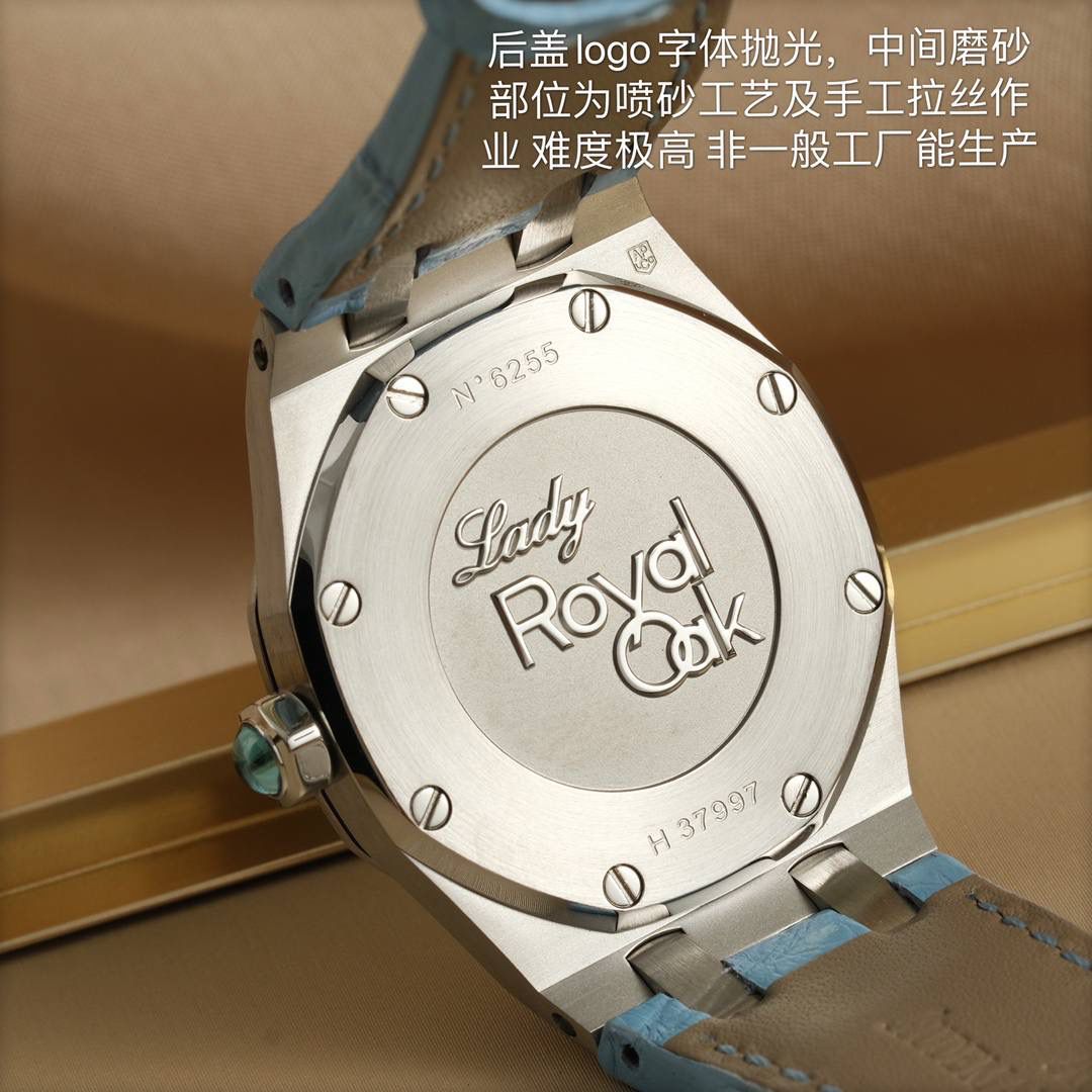 全网女神看过来😍😍这款爱彼女表才是最具有性价比的… 爱彼皇家橡树系列型号67601石英腕表，皇家橡树系列独有的八角形外观还拥有爱彼独特的设计风格也将女士优雅风格融入其中，深受女明星们的爱戴，表带澳洲湾鳄鱼皮，即使只有33毫米的小尺寸，也将爱彼独有的纯净美感与刚毅线条展现的淋漓尽致💝💖💘而镶满钻石的表圈也为佩戴的女士增添了更多的柔美。（32颗明亮式切割美钻，总重约0.65克拉）巴蒂镶嵌一枚半透明凸面蓝宝石，搭载瑞士进口石英机芯，拥有实用的日历显示功能，女士们佩戴起来不会显得沉重 ，配专柜最新全套包装发货！这种货一般数量不是很多哦