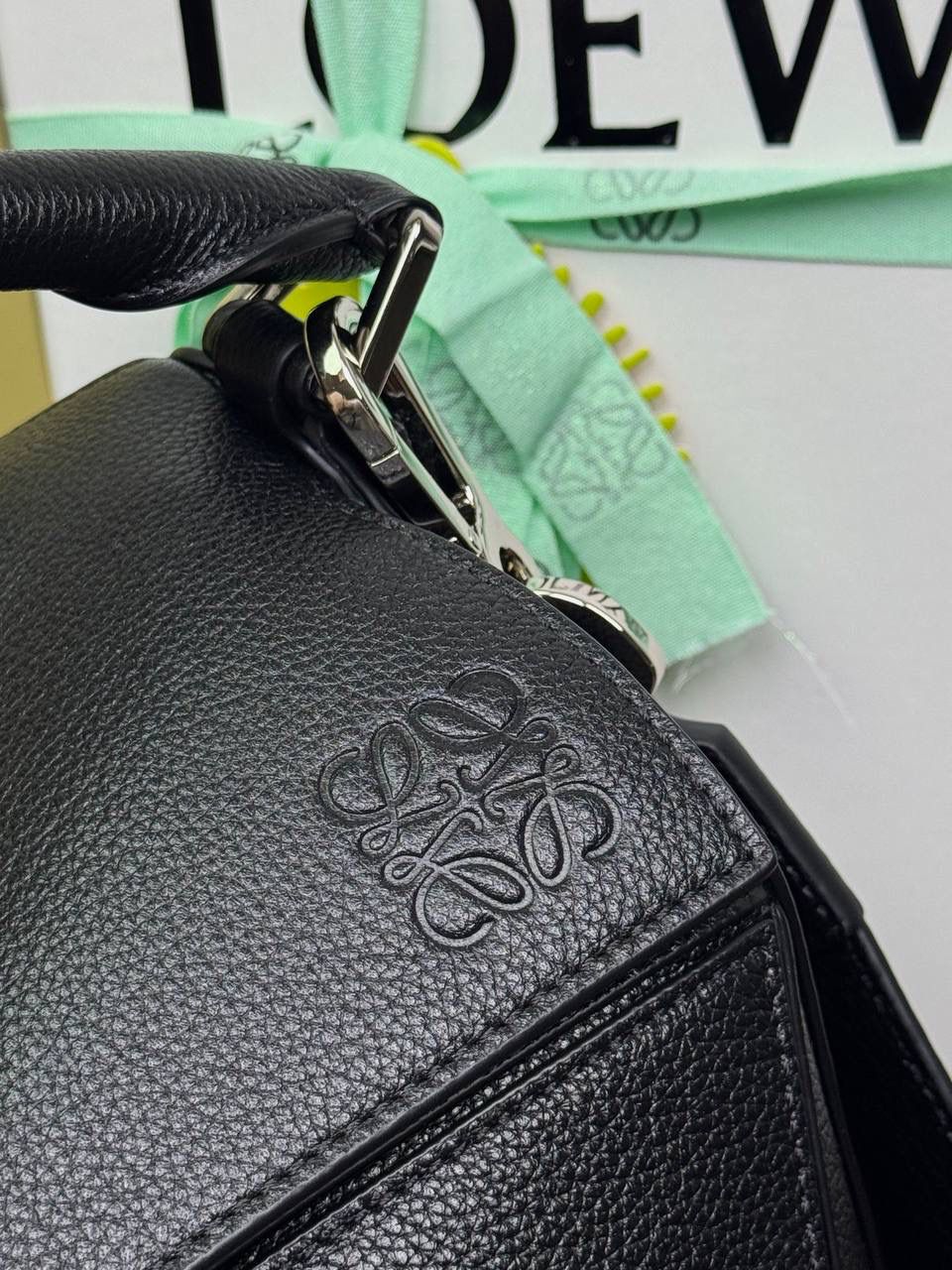 🎈【全钢】大号鹿皮𝘗𝘶𝘻𝘻𝘭𝘦* ——【👉🏻黑色到货✅】 尺寸：𝟑𝟐.𝟓-𝟏𝟒.𝟓-𝟐𝟑.𝟓𝐜𝐦 编码：260403 【配全套包装】 ❤️经典拼图系列•不规则立体几何设计•最具辨识度的立体廓形和几何美学•顶级进口皮搭配德国沙菲线•独家定制五金•𝗬𝗞𝗞拉链拉头。 ❤️该款大号采用鹿皮革制成•绒面内里•搭配一条可拆卸可调节的皮肩带•肩背斜挎或手提多样化背法。