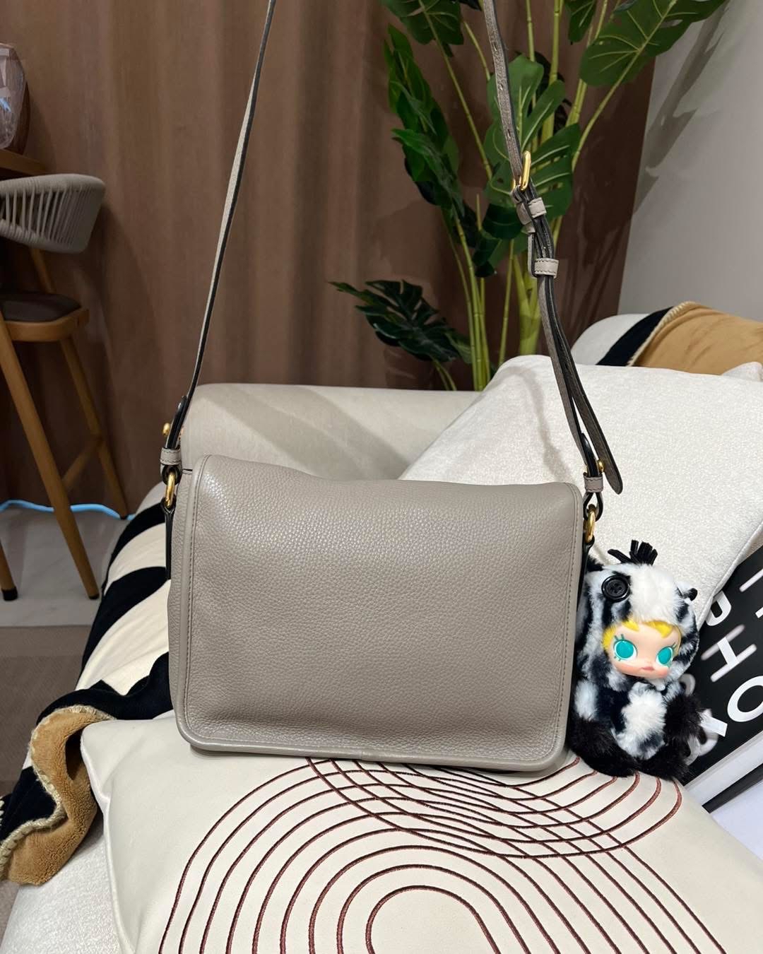 PRADA SHOULDER BAG calfskin100%Authentic,98%new ✅dust bag