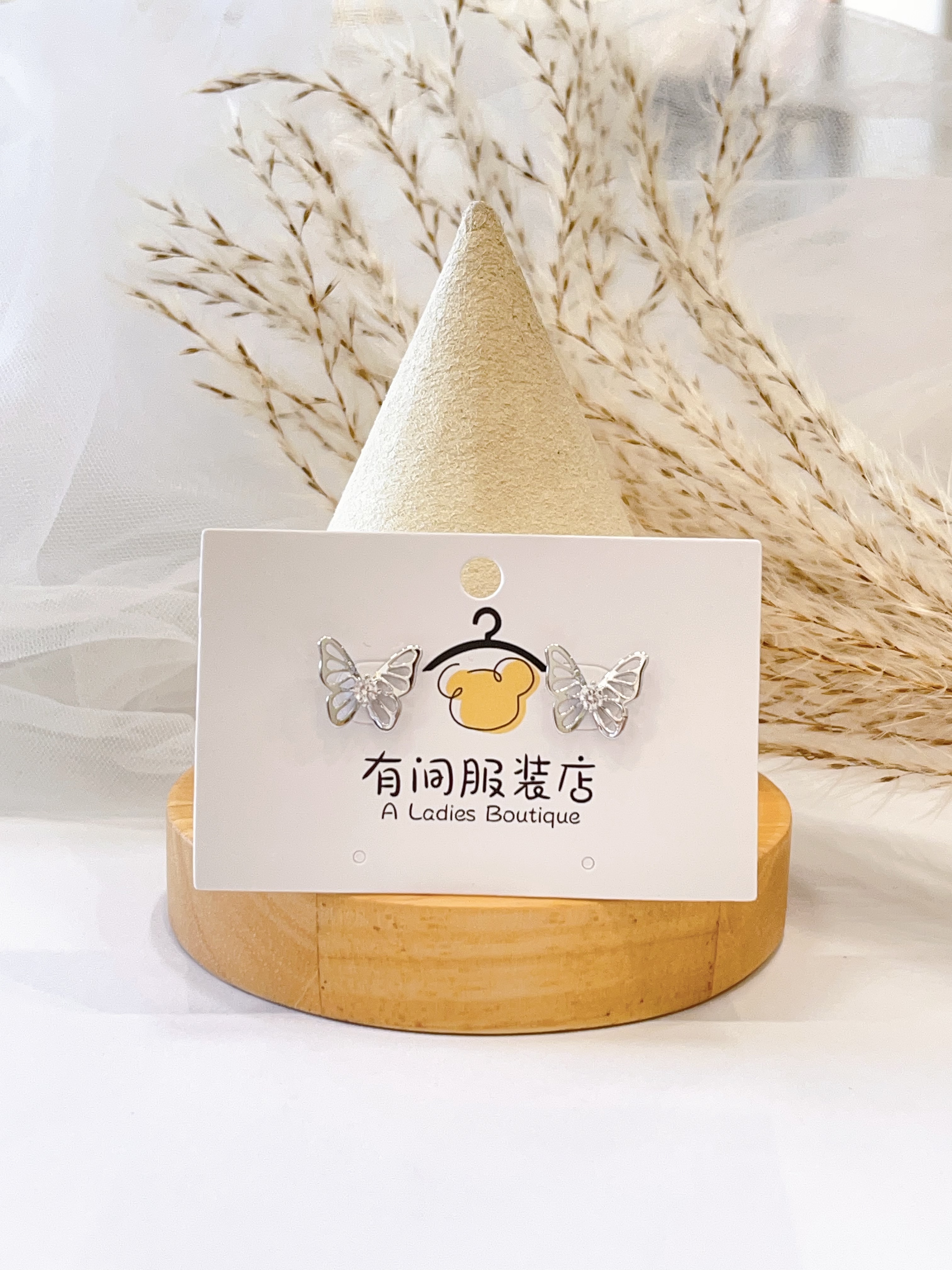 甜酷镂空银色蝴蝶耳环