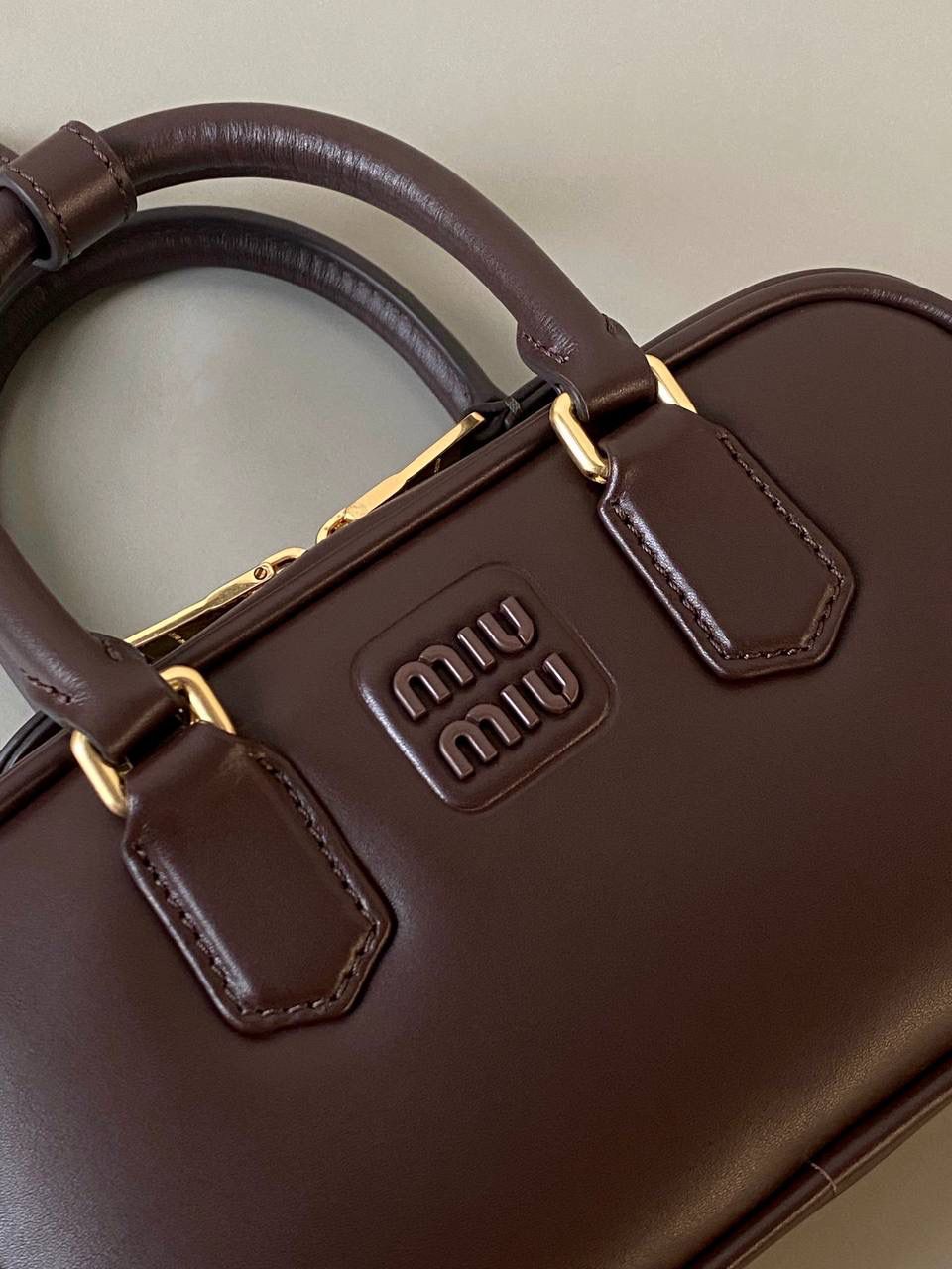 🈶石南木色，迷你 𝗠𝗶𝘂𝗠𝗶𝘂保龄球，大爆款 新尺寸也太可爱了！ 喜欢小包的姐妹这只必买！它要比小号小一些也窄一些 就巴掌大小，但容量还挺大的 装俩部手机都绰绰有余，日常够用 肩带长短也很ok，手拎斜挎都好看 反正放心冲就是了！拥有它，上班牛马的心情都会被治愈～ 迷你：19×10×5cm #F0011m 小号：22x10.5x7.5cm 大号：27x12x9cm