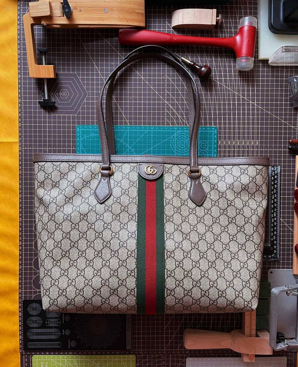 🔘ophidia系列中号gg购物袋（可自由出入专柜） 回顾近几年当红的购物袋不难发现多数都是以简约设计为主，简单但又百搭，ophidia系列的购物袋就能应变千变万化的时尚风格，利用红绿织带来点缀低调质感的外观，添加独特性及辨识度。包身皆是以柔软的正厂同源皮革制成，做工细节十分精致，不输zp，版型做工都经得起推敲，正厂超细纤维衬里麂皮，纤维结构紧密，不轻易起球，耐磨性强。我们超强工艺背景下满足的性价比能让更多宝宝毫无负担的拥有它，大容量的设计也能满足重视功能性的你们‼️ 尺寸：38x28x14cm 🔍款号：631685