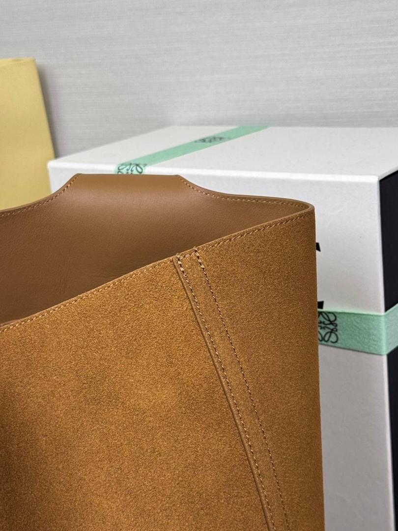 🎈 𝙋𝙚𝙗𝙗𝙡𝙚 𝘽𝙪𝙘𝙠𝙚𝙩 「大号/烟草色」 独家新款首发‼️‼️ （转图必卖） 尺寸：𝟐𝟖-𝟐𝟕-𝟑𝟑𝐜𝐦 编码：06234183【配全套礼盒】 该款大号采用绒面牛皮制成，内里进口Napa小牛皮，将最纯粹的简约线条与瞩目设计风格巧妙融合，造就别具一格的创新手袋。 标志性的Anagram雕刻五金兼具装饰和实用功能，🉑调节肩带长度适合多种背法，独特的扭曲结构与微妙的细节相得益彰。