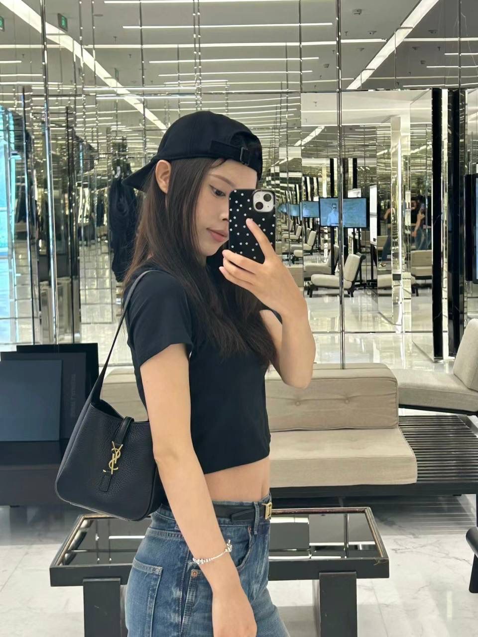 销量王🔥 ys1 hobo mini 🖤 谁敢信hobo出mini size了 可爱shu啦啊啊啊 换了明显有大纹路的鹿皮 和小号大号的皮质不一样，注意区分⚠️ 整个包柔软好打理，还抗造，贼实用 它斜挎不了，是一只腋下包 长肩带的腋下包背起来好舒服 砖柜6月21号发售，咱立马就安排起来😎 zp开发是基操，省钱小能手，等我们咯～～ 16×15×7cm