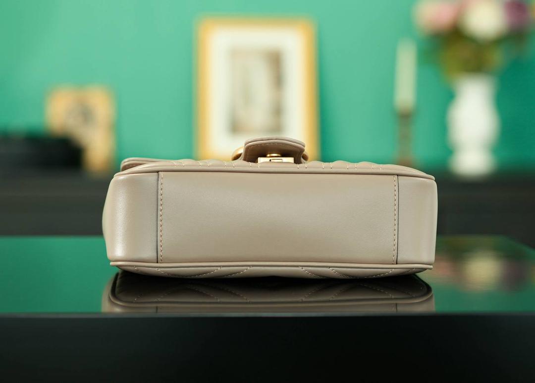 👜Marmont系列肩背包经典款 奶茶色 22cm💕 （原厂皮 全铜五金） 正品售价¥18.000 独家原厂皮发售 限量级别 GG招牌款，镇店之宝 奶茶色很百搭超适合夏天！ 原厂牛皮搭配经典的双G扣，复古做旧风格 背上就有白富美即视感， 属于所有人都能驾驭的颜色 官方款号 446744 尺寸小号：22x13x6cm 尺寸大号：26x15x7cm