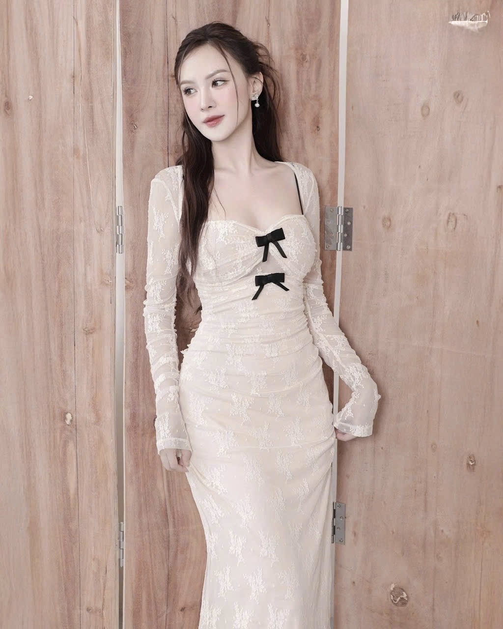 蕾絲洋裝的優雅两件套女