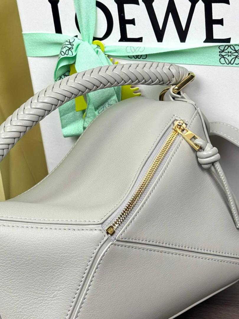 🎈最新编织手腕𝙋𝙪𝙯𝙯𝙡𝙚 ——【银灰色】 尺寸：𝟐𝟒-𝟏𝟎.𝟓-𝟏𝟔.𝟓𝐜𝐦 编码：062405 【配全套礼盒】 ♥️以罗家经典几何设计，搭配独特的编织手腕，绒面内里。 ♥️容量大，经典百搭，可拆卸肩带，有单肩，斜挎，手提等多样化背法。随性时髦洒脱，实用性强。 ♥️独家背景➕独家品质➕独家全套砖柜礼盒套装，市场高端品质皆在我手✌🏻