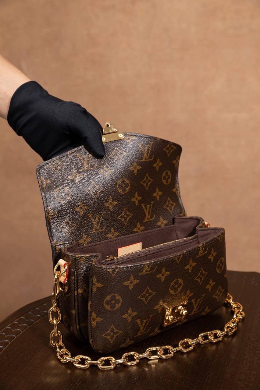 LV小邮差🎀 尺寸 21.5 × 13.5 × 6cm，小小一只很精致～Mini 小邮差设计，经典中带点新鲜感。链条是可以拆的，很灵活： 👉 装链条就变腋下包，复古感满满 👉 老花肩带可以调节，肩背、斜挎都 OK 👉 肩带随你换，怎么搭都好看 👜 包包本身很轻，背久也不会累～里面还有隔层设计，东西好放又整齐，用起来真的很舒服 👍 这一款真的是新款里的黑马，大爆款预定，强烈推荐啦 💕 选LV这只包，日常出门直接帮你加分，怎么背都很有型 😍