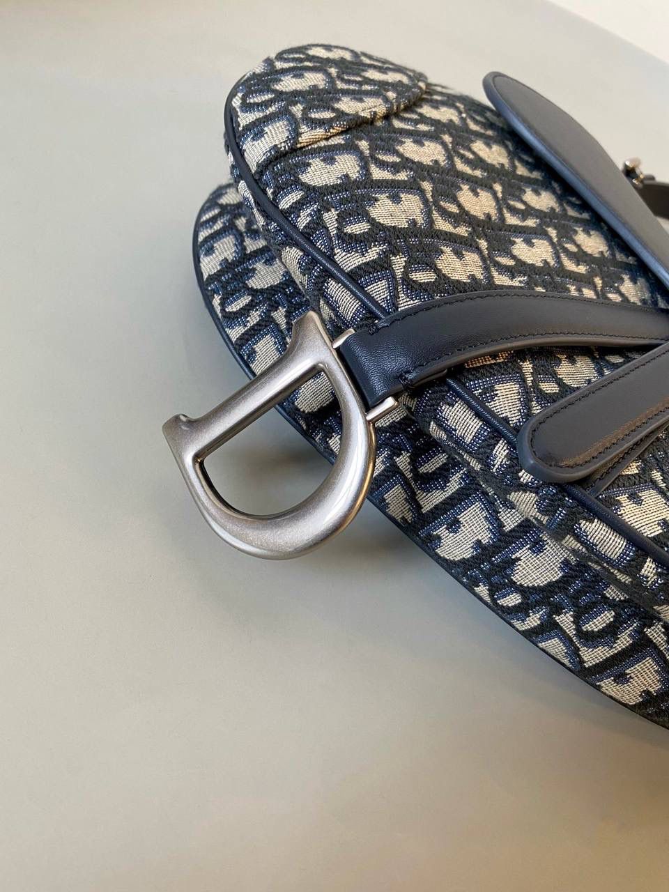 🈶老花配皮，大号 𝗖𝗗 𝗦𝗮𝗱𝗱𝗹𝗲 经典马鞍包 王者中的王者，地位不可撼动 席卷了整个时尚圈今年依旧火爆啊 也让最新出的银扣+黑篮牛皮翻盖版 再次把热度推向巅峰！真的太酷了 时尚感拉满的同时增添了一份完美女性的力量感！ 25.5×20×6.5cm #8006m